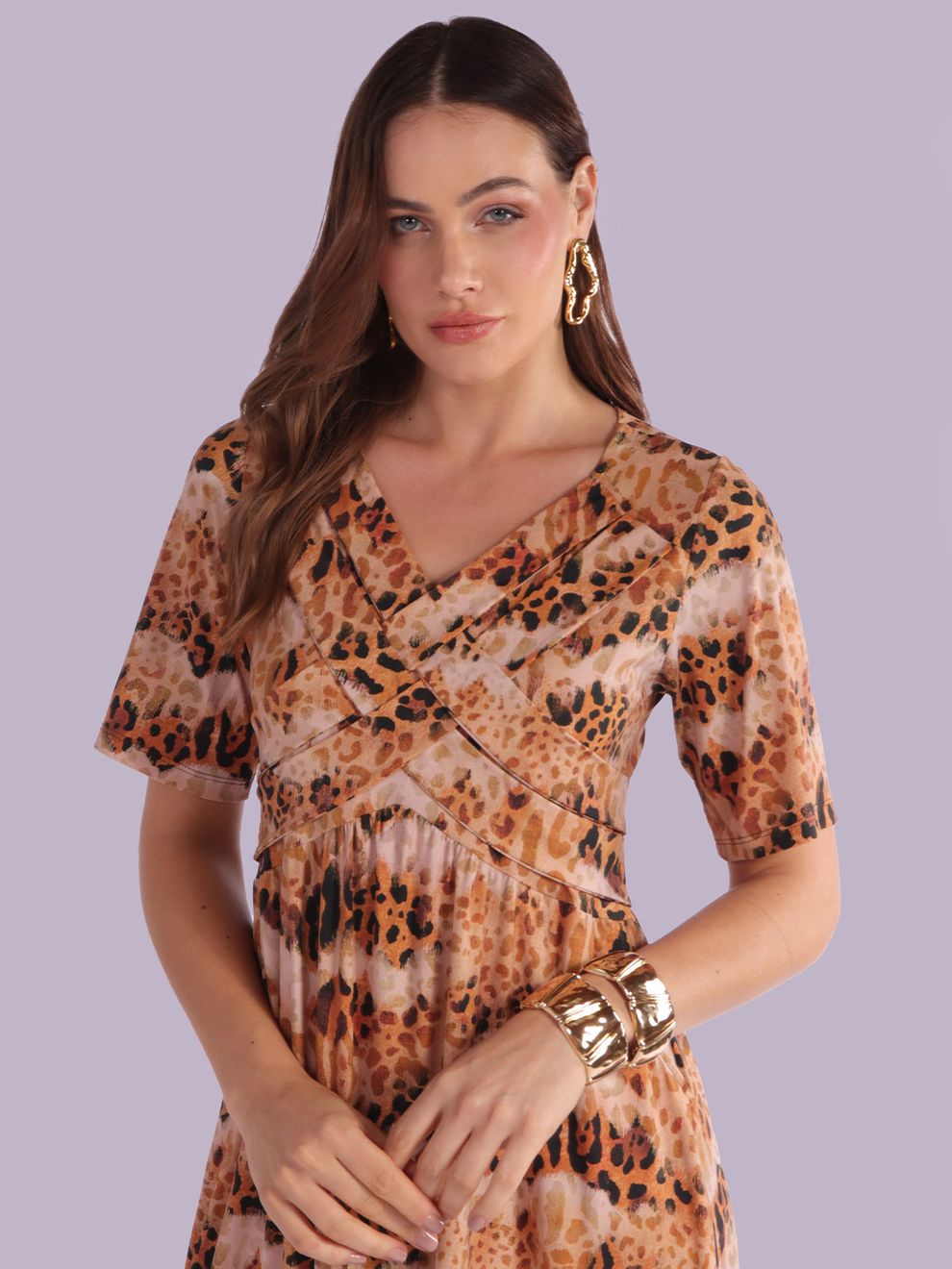 Vestido com Trançado Frontal e Detalhe no Tecido e Bolsos - Estampa Onça