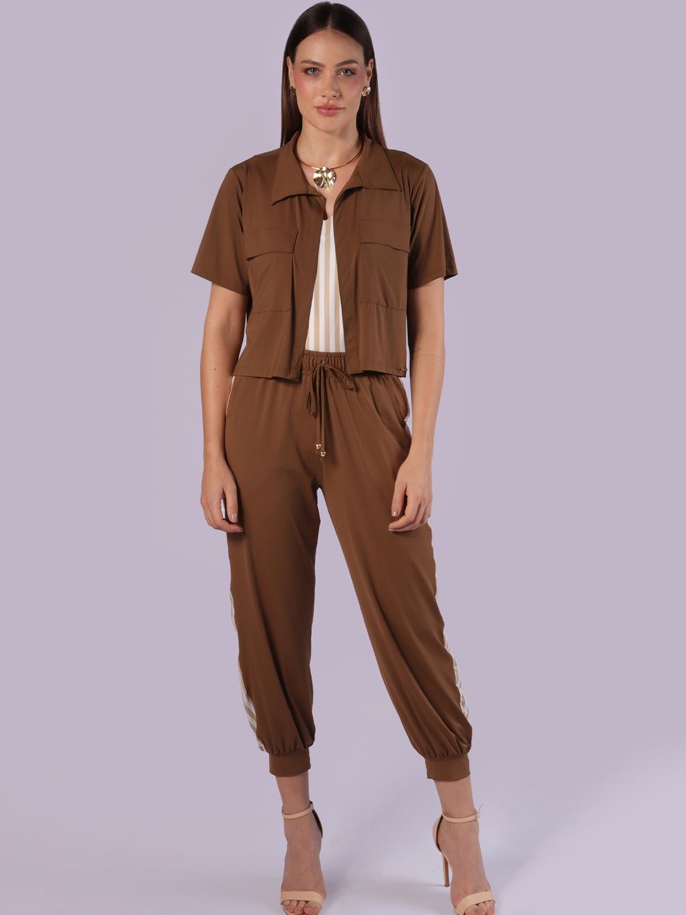 Camisa Cropped com Bolsos Frontais Cravo da India