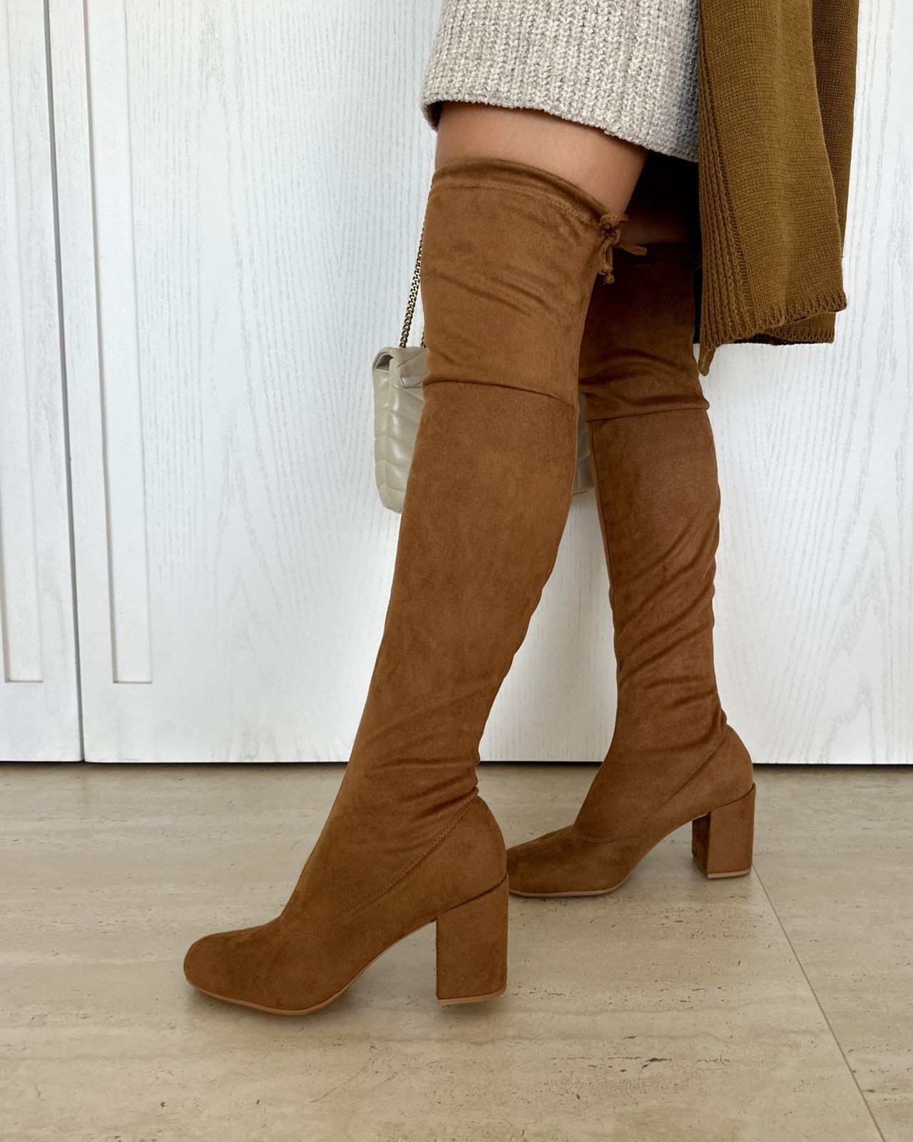 Bota fashion over the knee caramelo