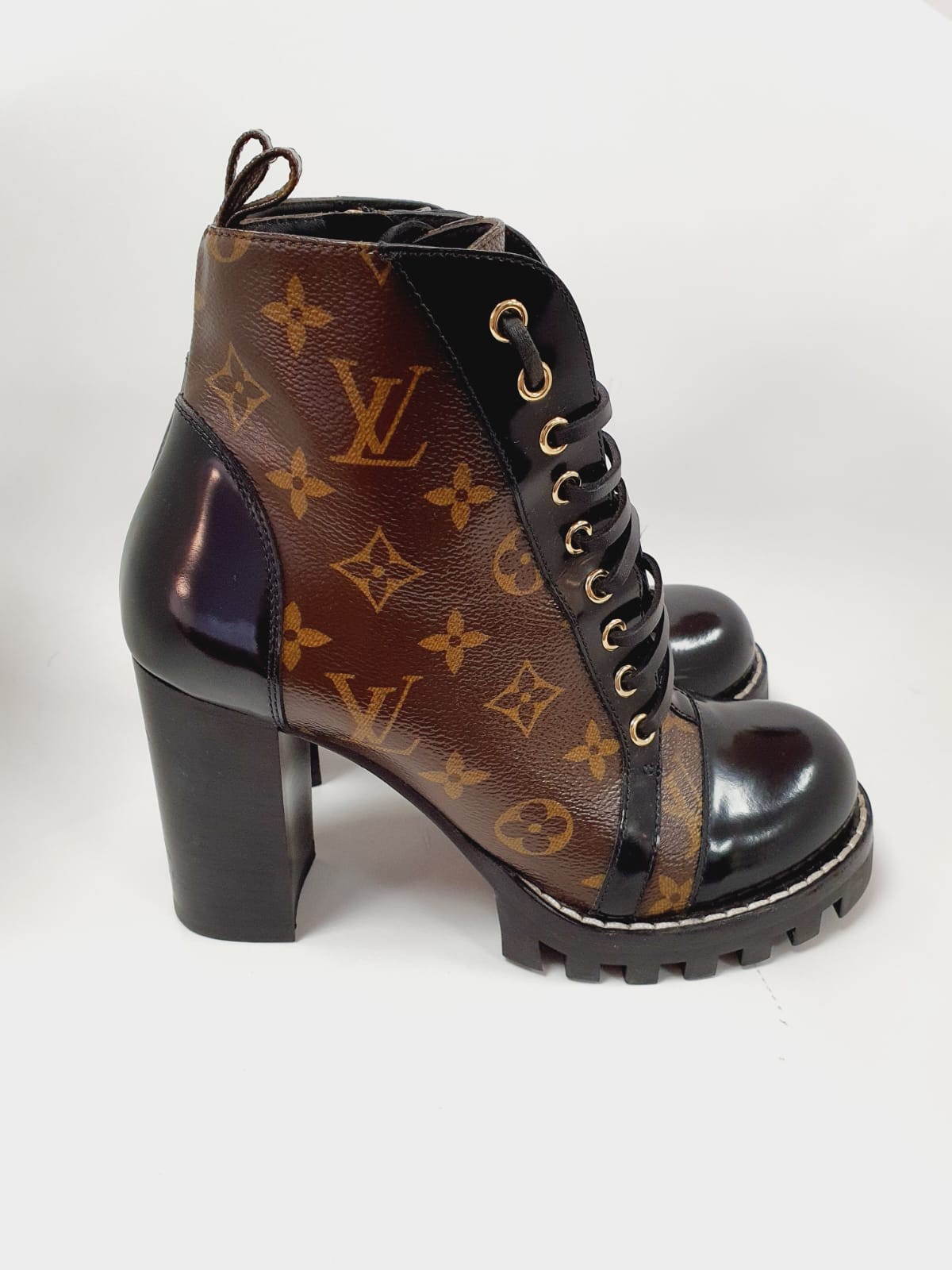 BOTA LOUIS VUITTON MONOGRAM STAR TRAIL ANKLE BOOTS MARROM 36