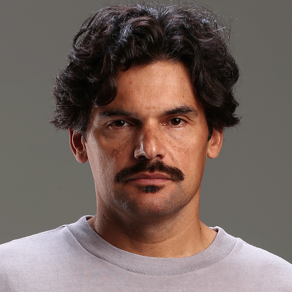 Fernando tem 1,78m de altura e 84kgs - Veste M