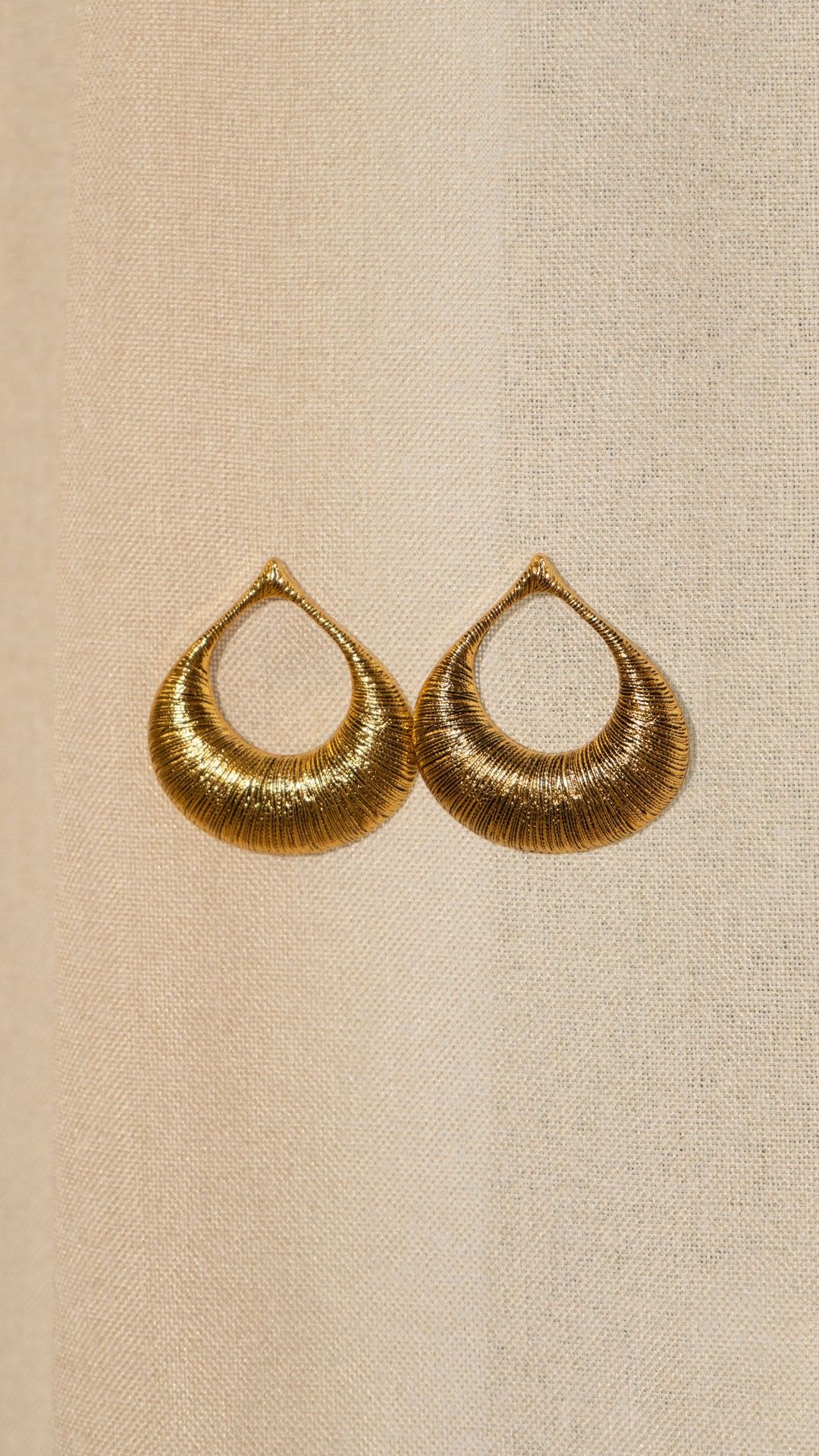 BRINCO METAL GOTA CAPIM DOURADO
