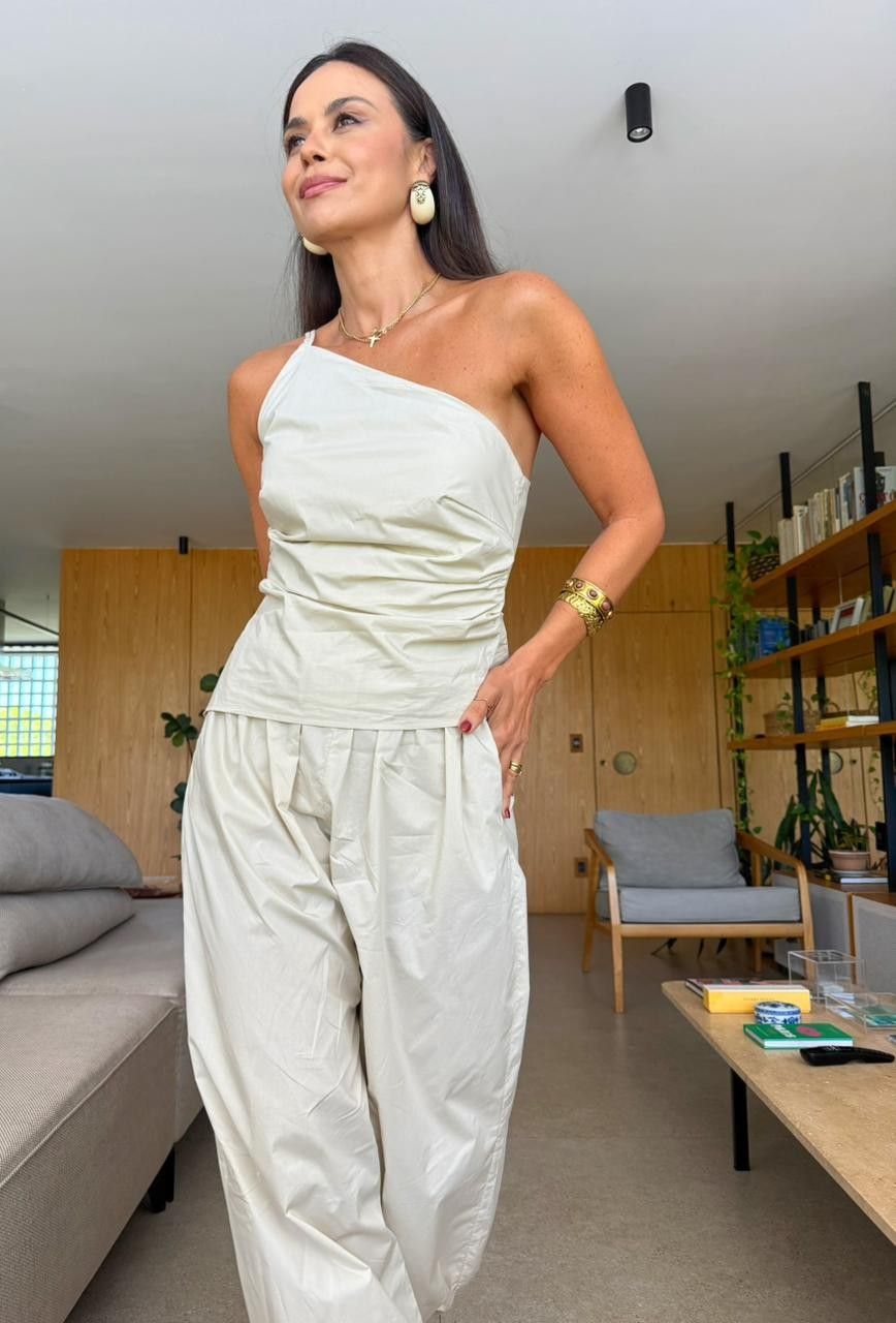 BLUSA TRICOLINE TAFFETÁ ASSIMÉTRICA OMBRO SÓ
