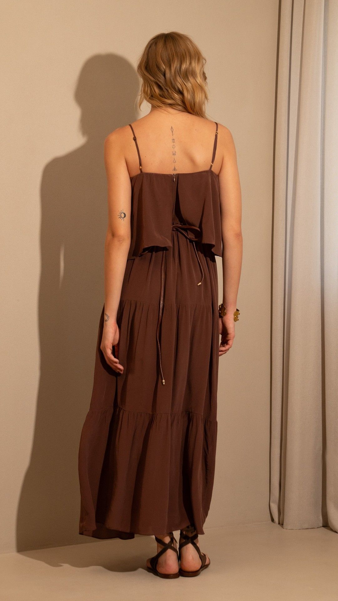 VESTIDO CREPE CHIFFON CAMADAS ALÇA MIDI