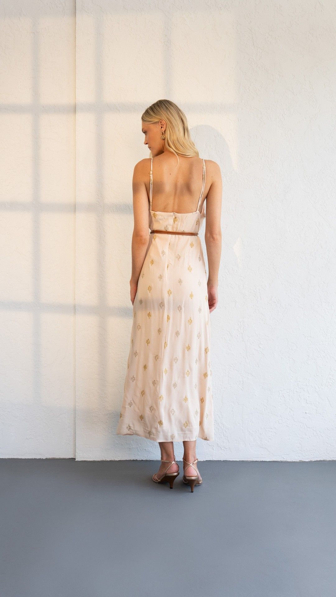 VESTIDO CREPE BORDADO DOURADO ALÇA