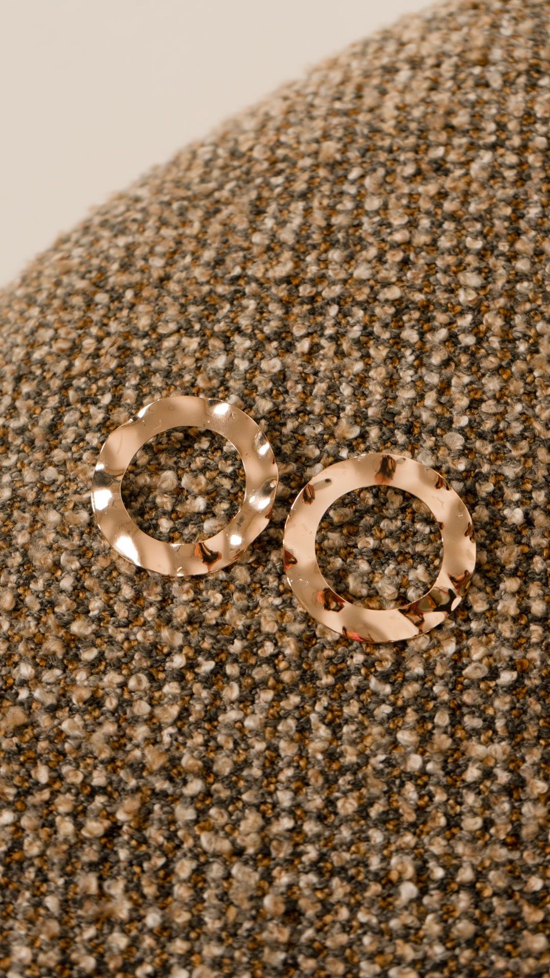 BRINCO METAL ARGOLA ONDULADA FLOR