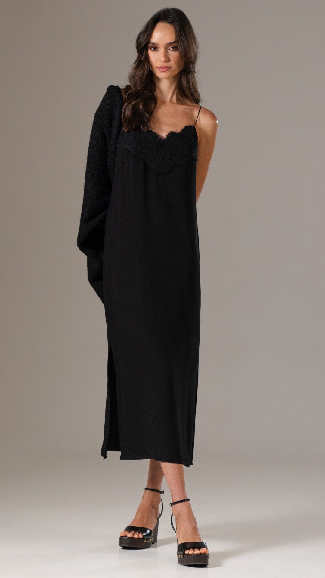 VESTIDO CREPE BEETHOVEN RENDA ALÇA MIDI