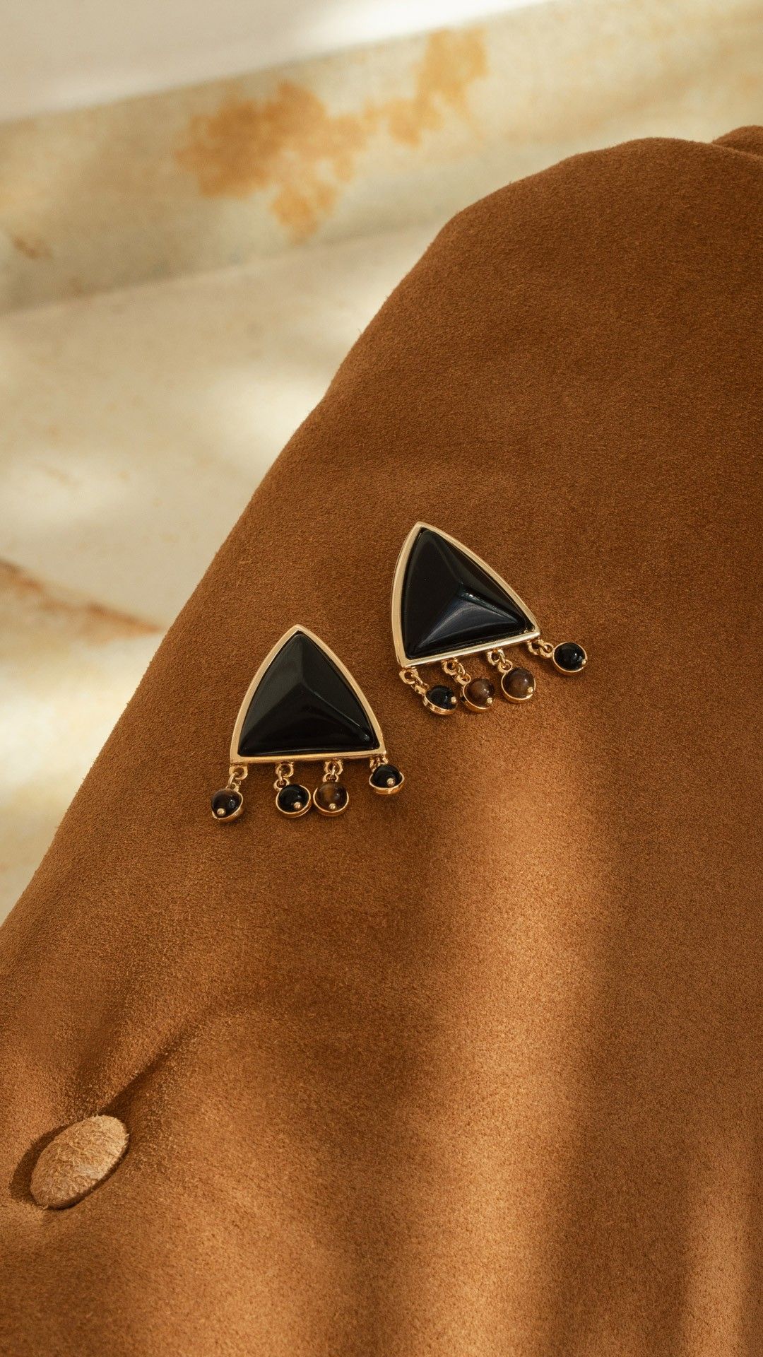 BRINCO METAL TRIANGULAR C/ PINGENTES