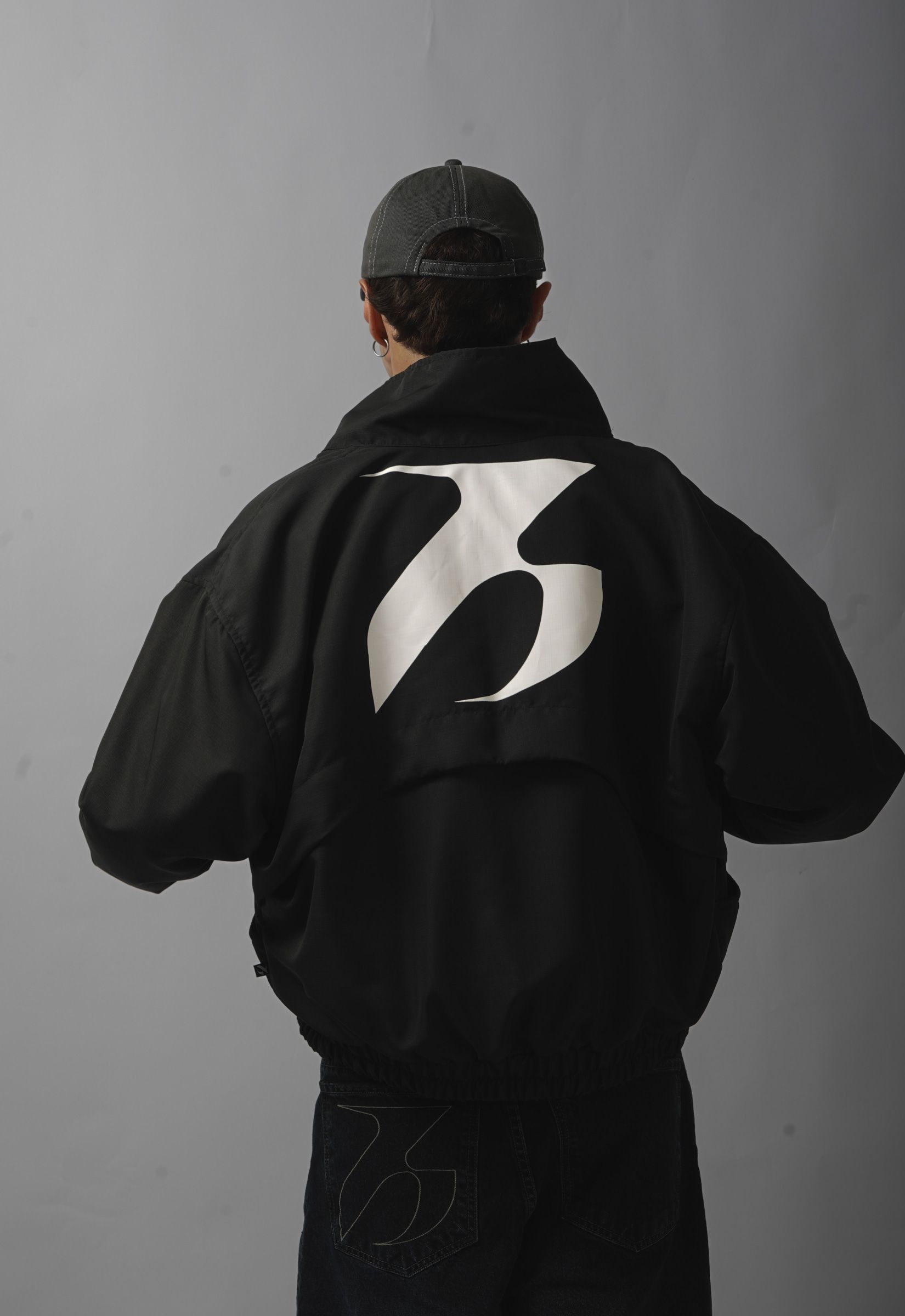 JAQUETA CORTA-VENTO TECH SYMBOL BLACK