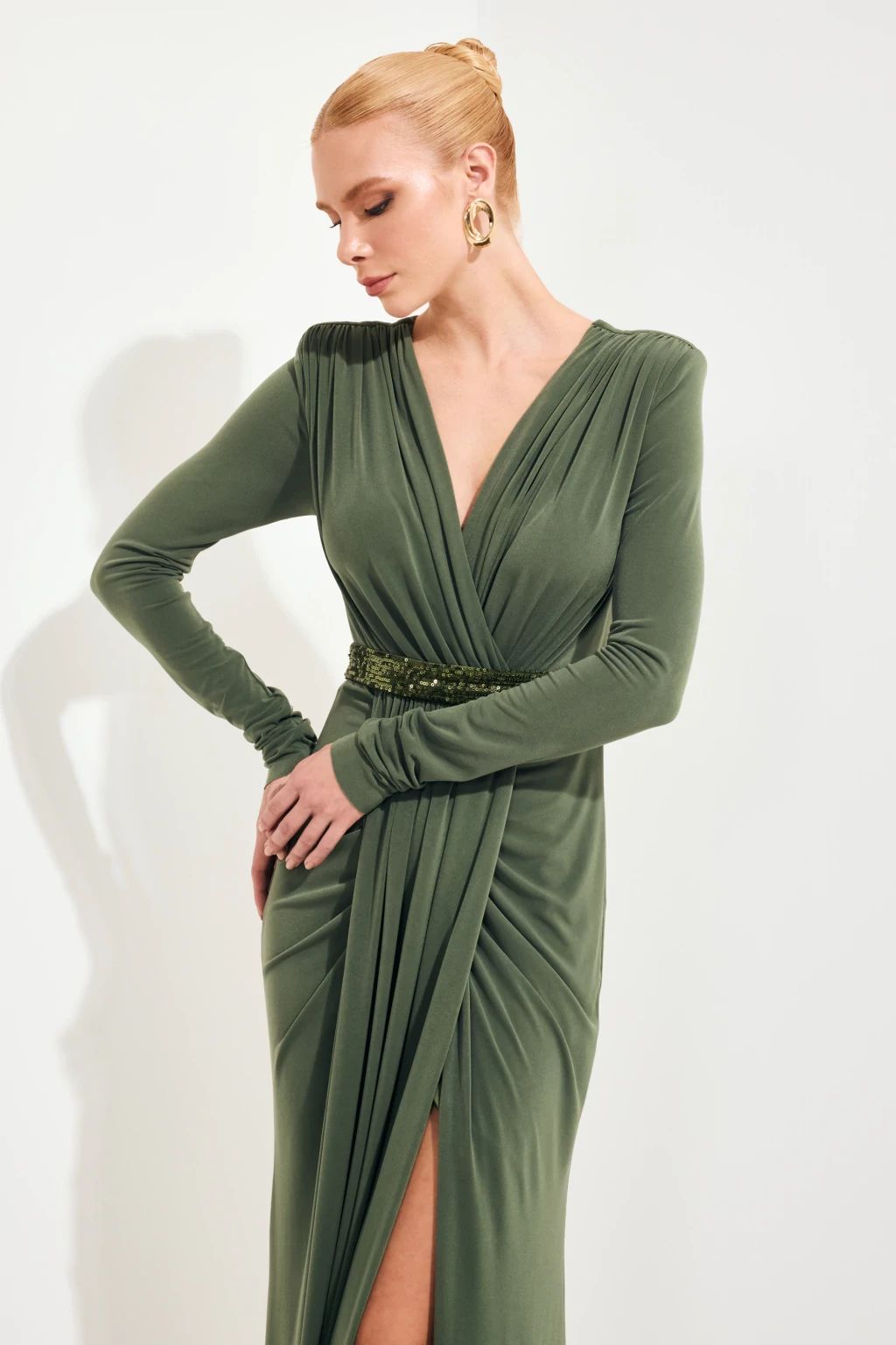 Vestido Longo Ombreira e Cinto Paetê Verde Oliva