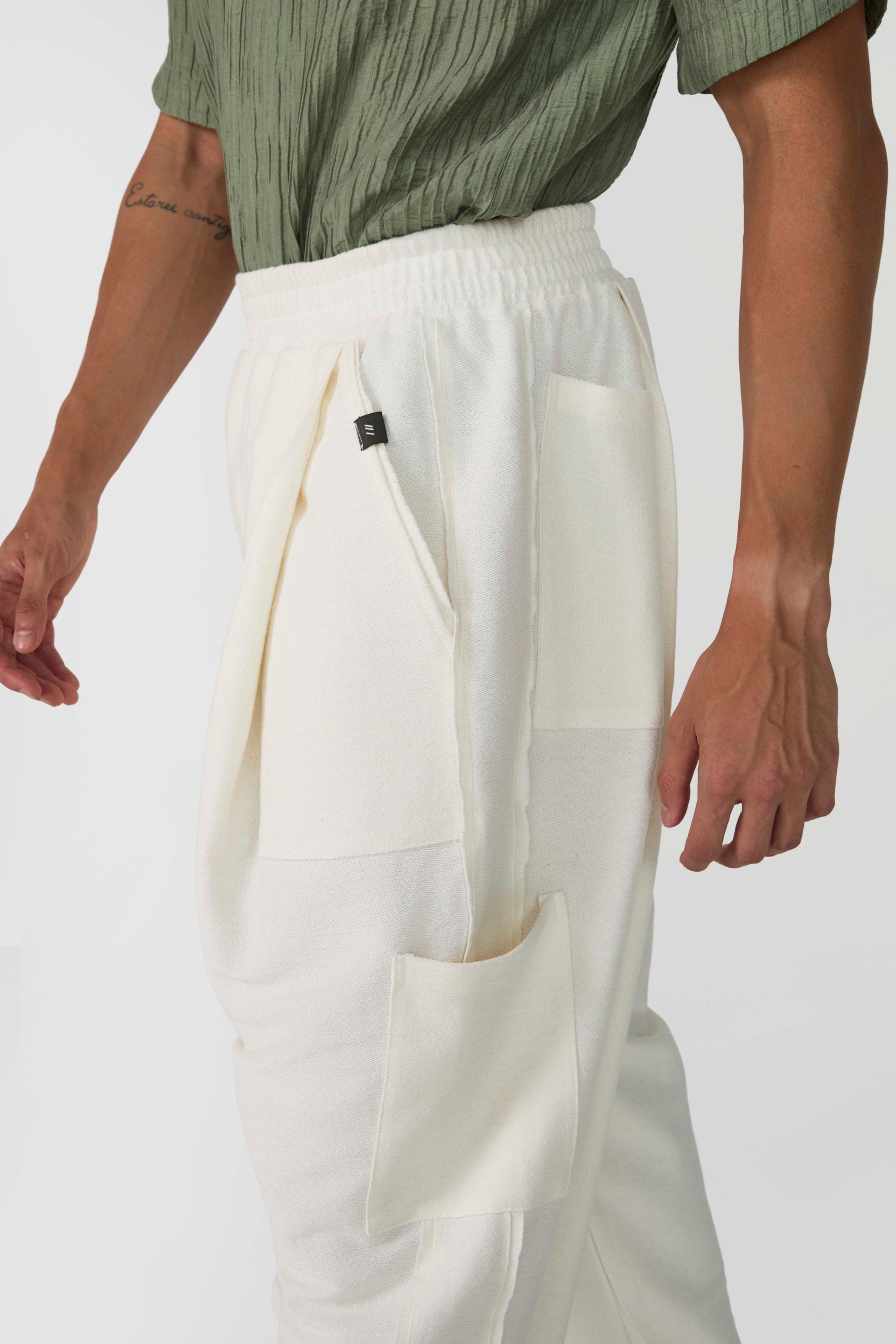 Foto do produto CALÇA +813 OFFWHITE