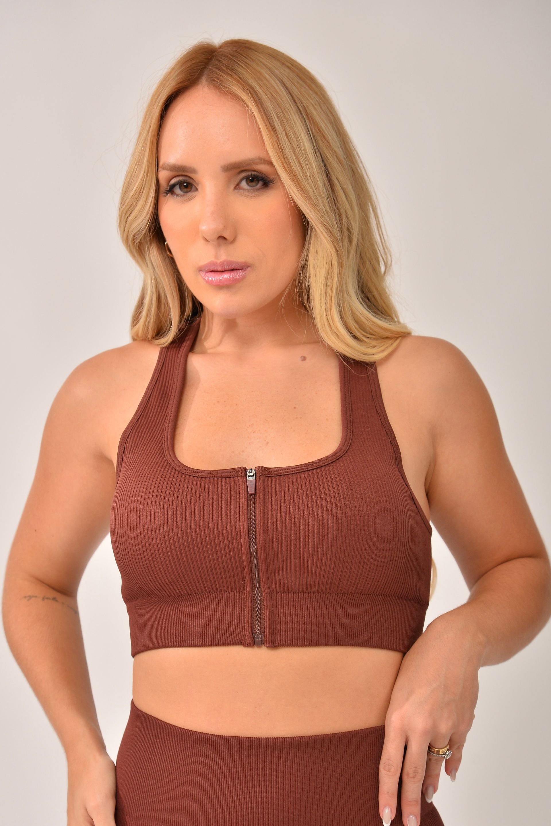 Top Fitness Com Zíper Marrom Canelado Bold