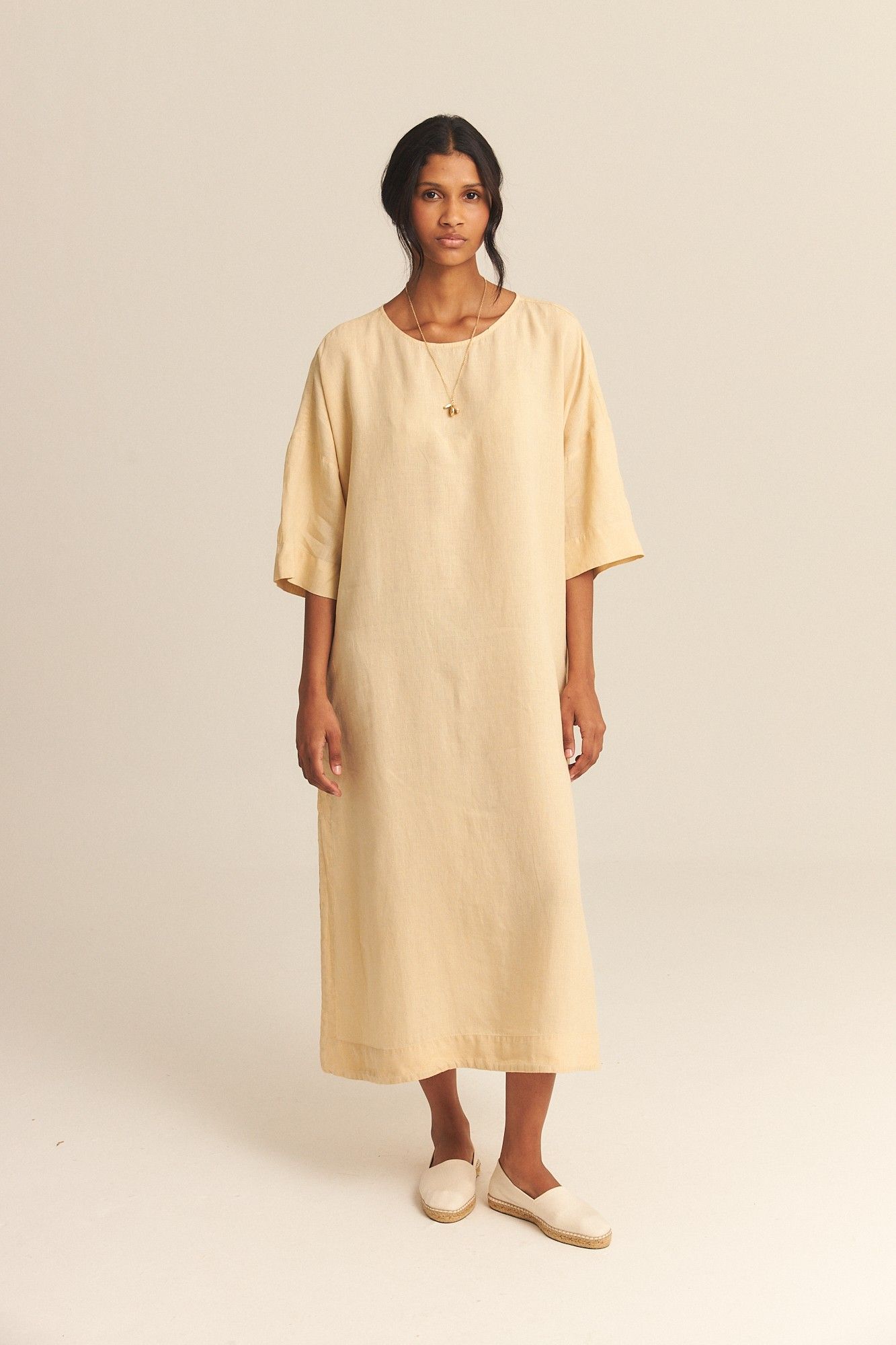 Foto do produto Vestido Laureta Cambraia de Linho Bege Chá Preto