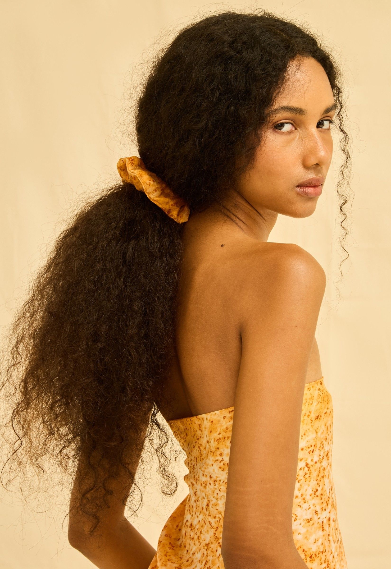 Foto do produto Scrunchie Seda Impressão Botânica Urucum