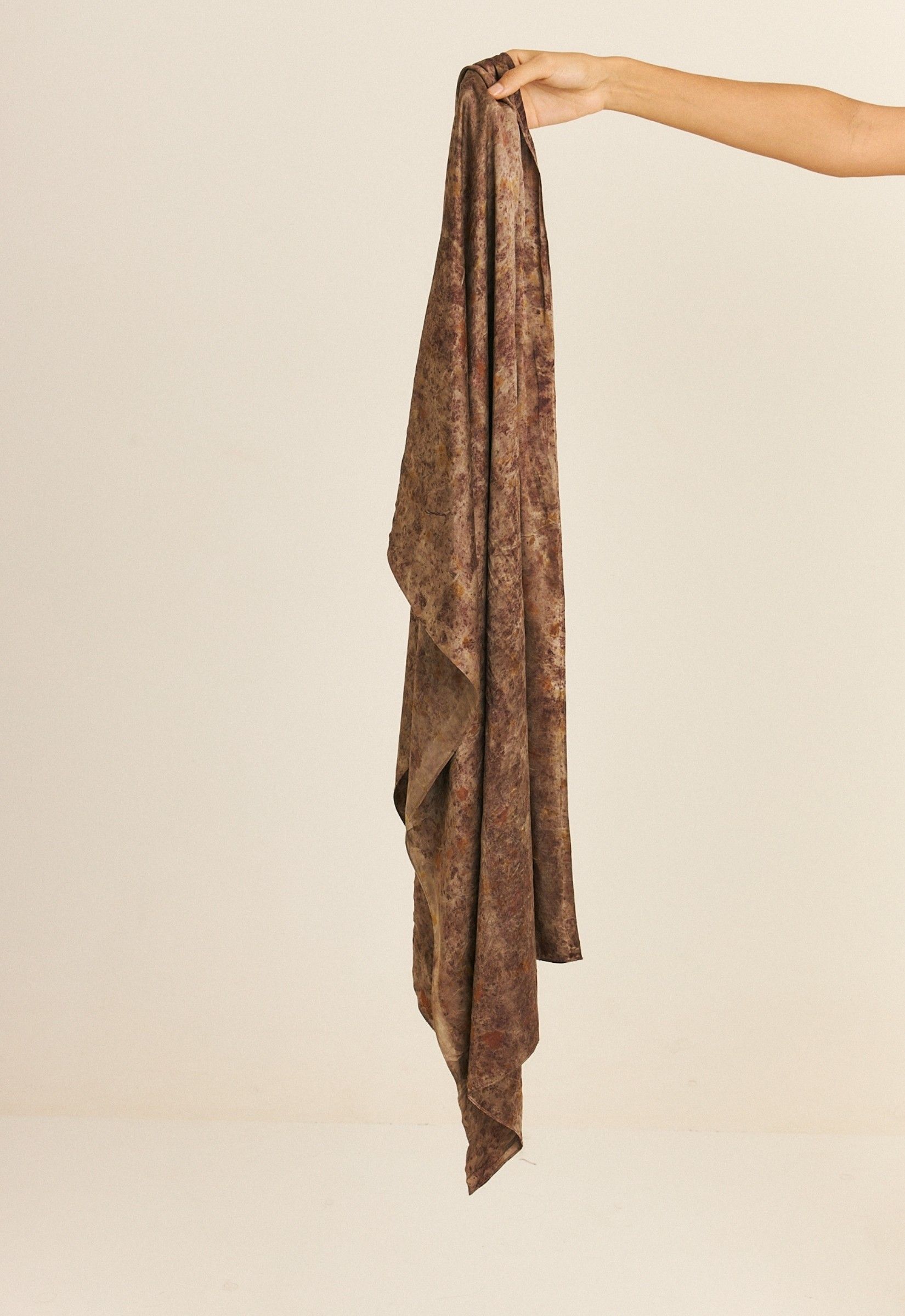 Foto do produto Pashmina Seda Impressão Botânica  Crajiru  Chumbo