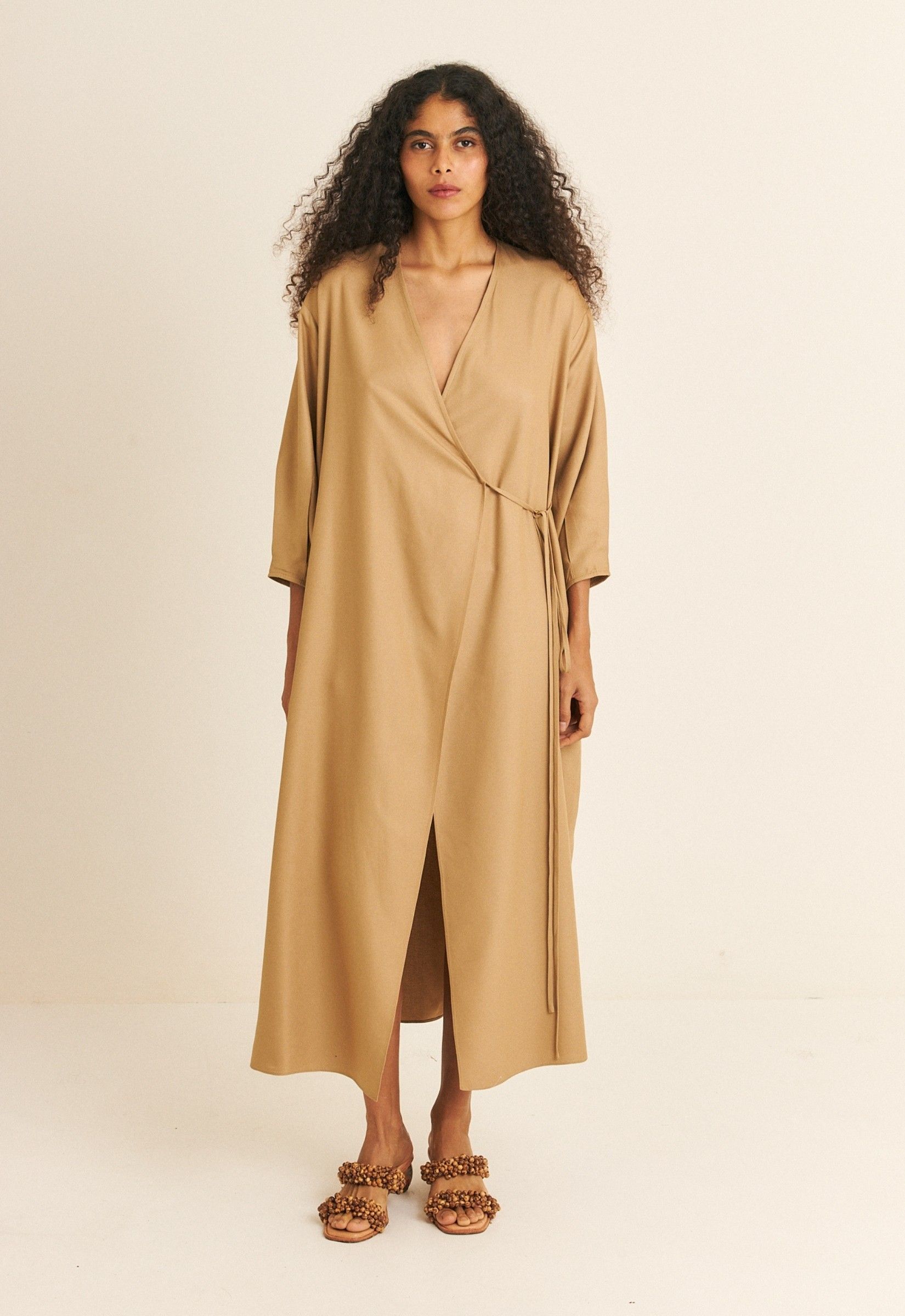 Foto do produto Vestido Amplo Transpassado TENCEL™  Micro Modal Maitê Marrom