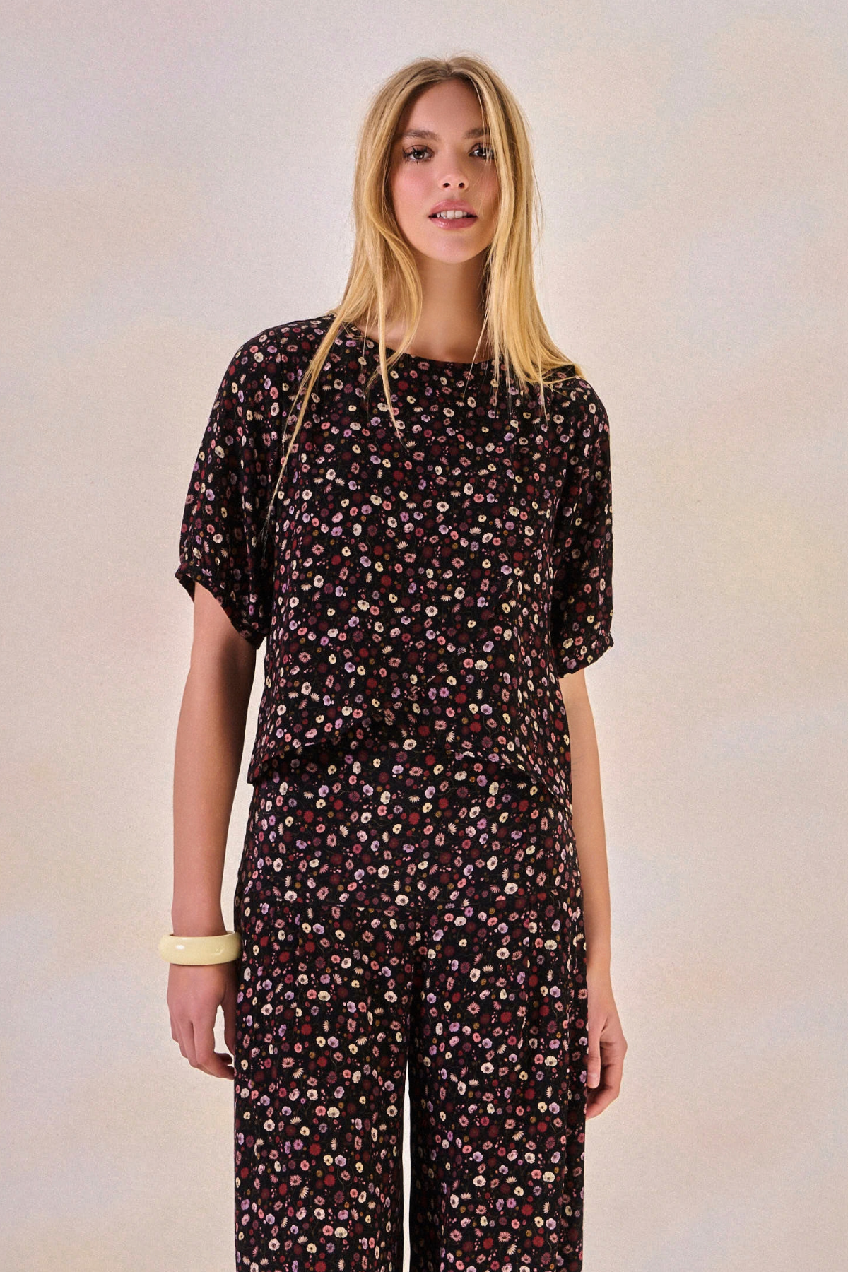 Foto do produto Blusa Viscose Fleur Estampa Flor Preto