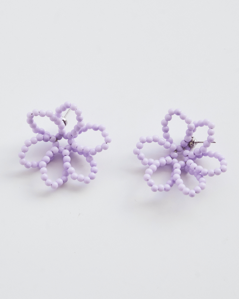 Brinco Mini Flor Pétala Vazada Lilás
