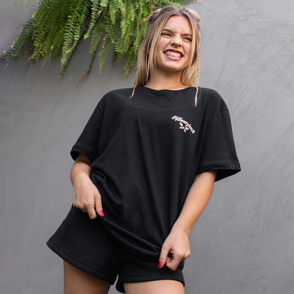 CAMISETA PRETA - METAMORPHOSIS - LOLJA - Atelier do Sicko LTDA