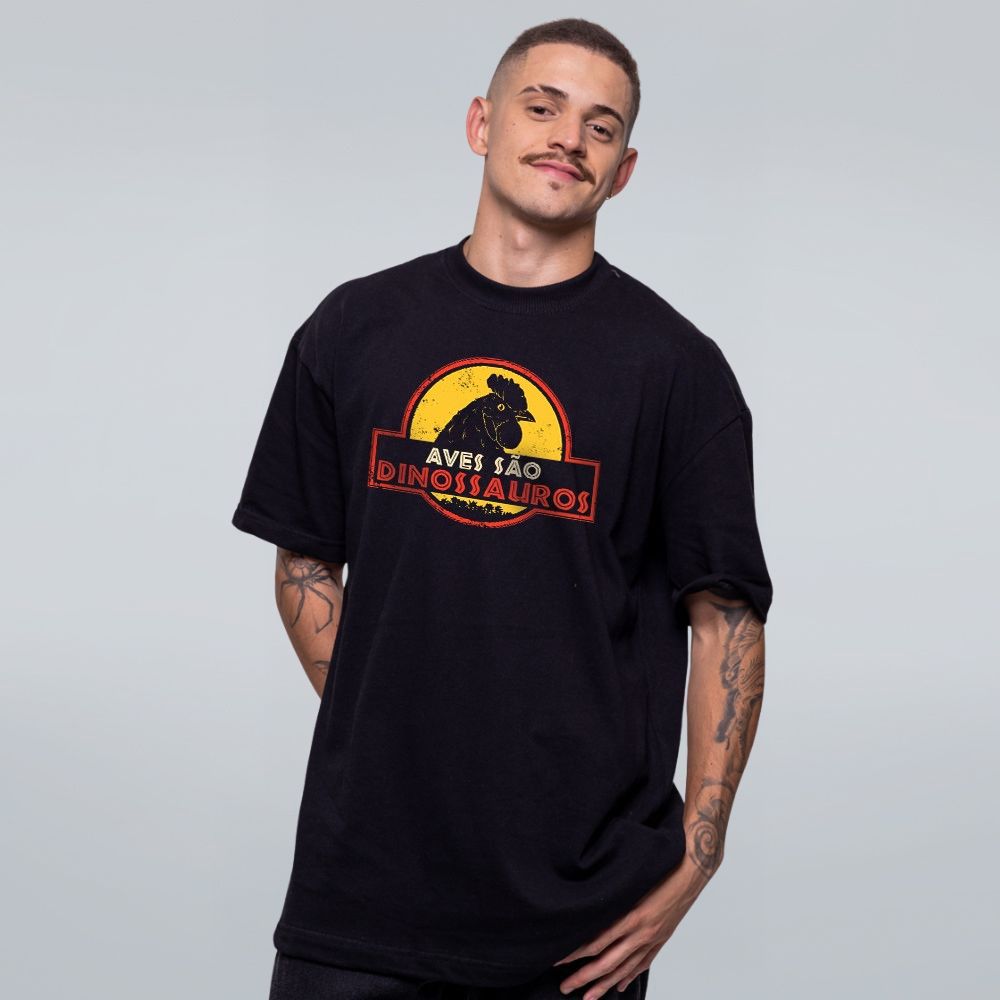 CAMISETA PRETA - DINOSSAUROS AINDA EXISTEM - LOLJA - Atelier do