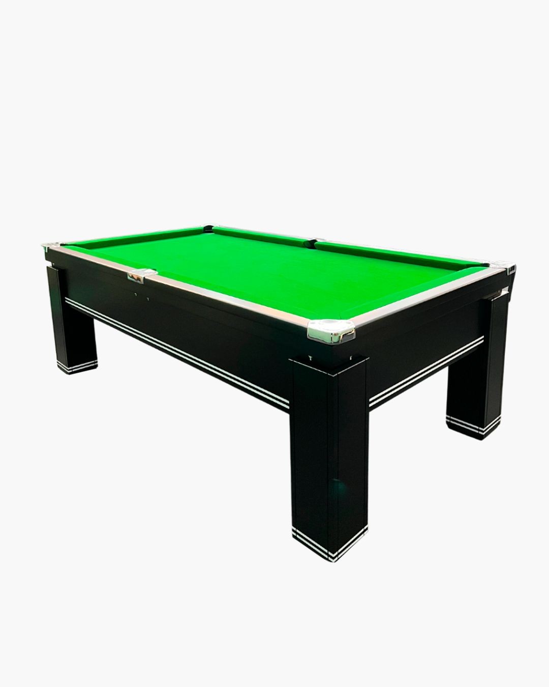 Mesa de bilhar com superfície verde e bolas no clube de bilhar. jogo de  bilhar.