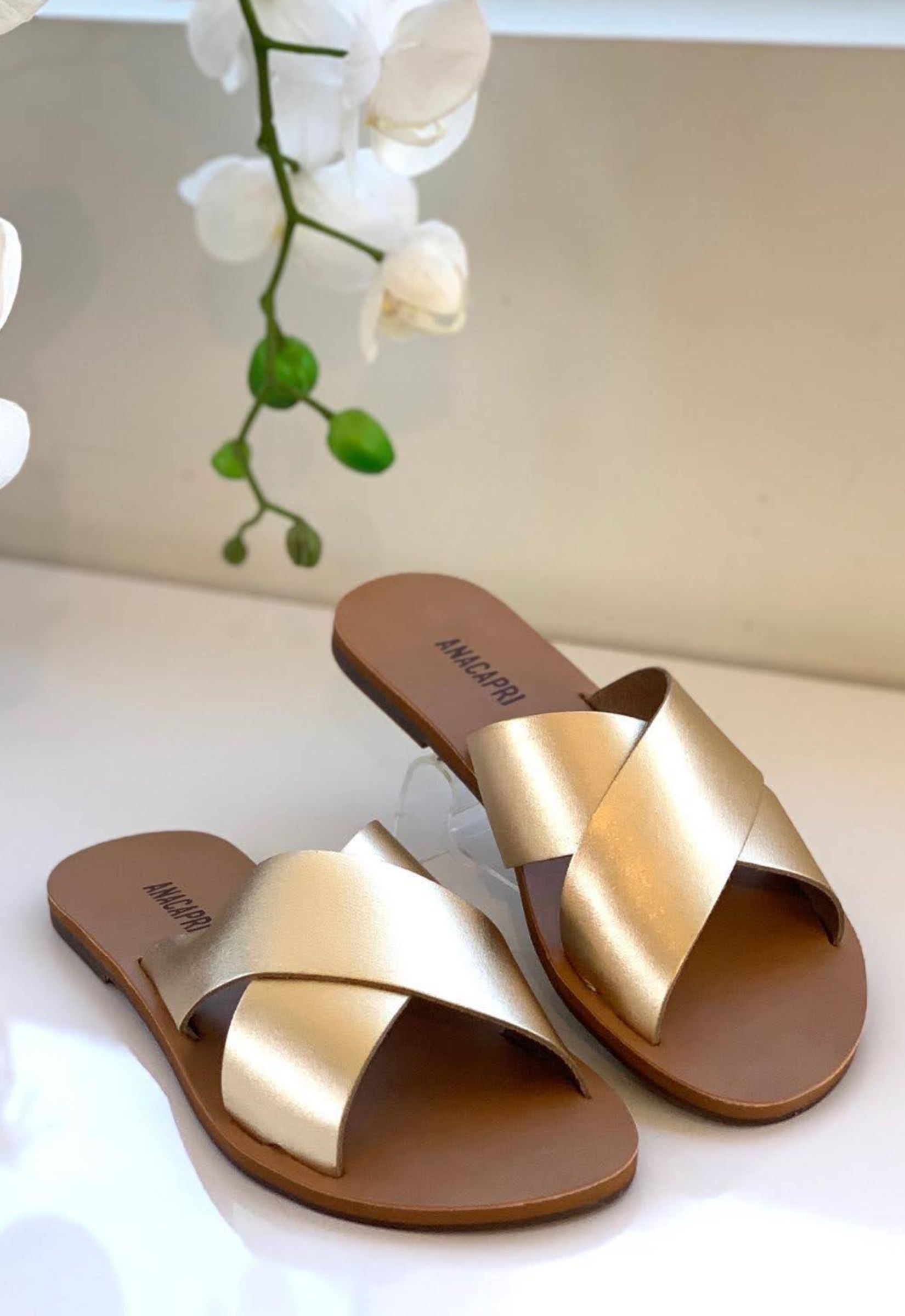 Chinelo feminino couro tiras cruzadas Anacapri | Ouro Claro