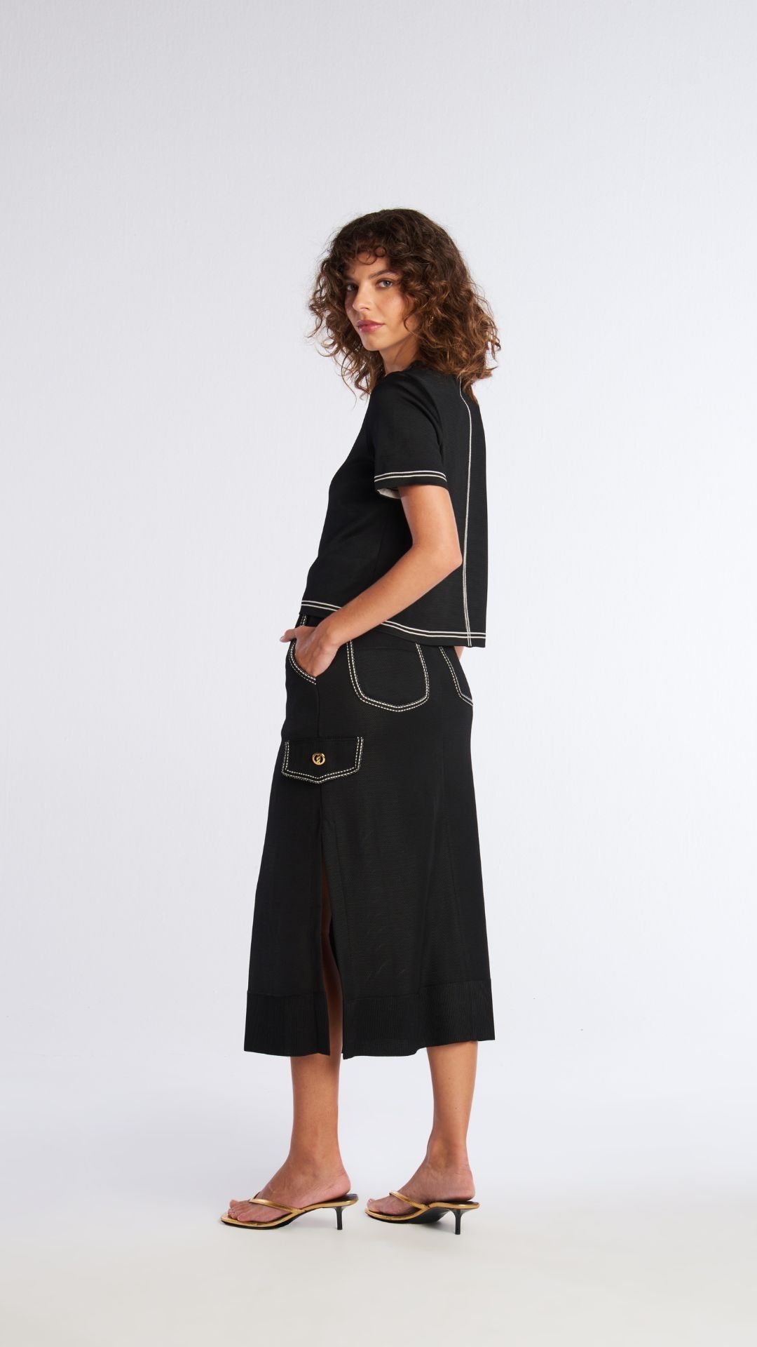 Saia midi alfaiataria tricot detalhada Cris - Preto