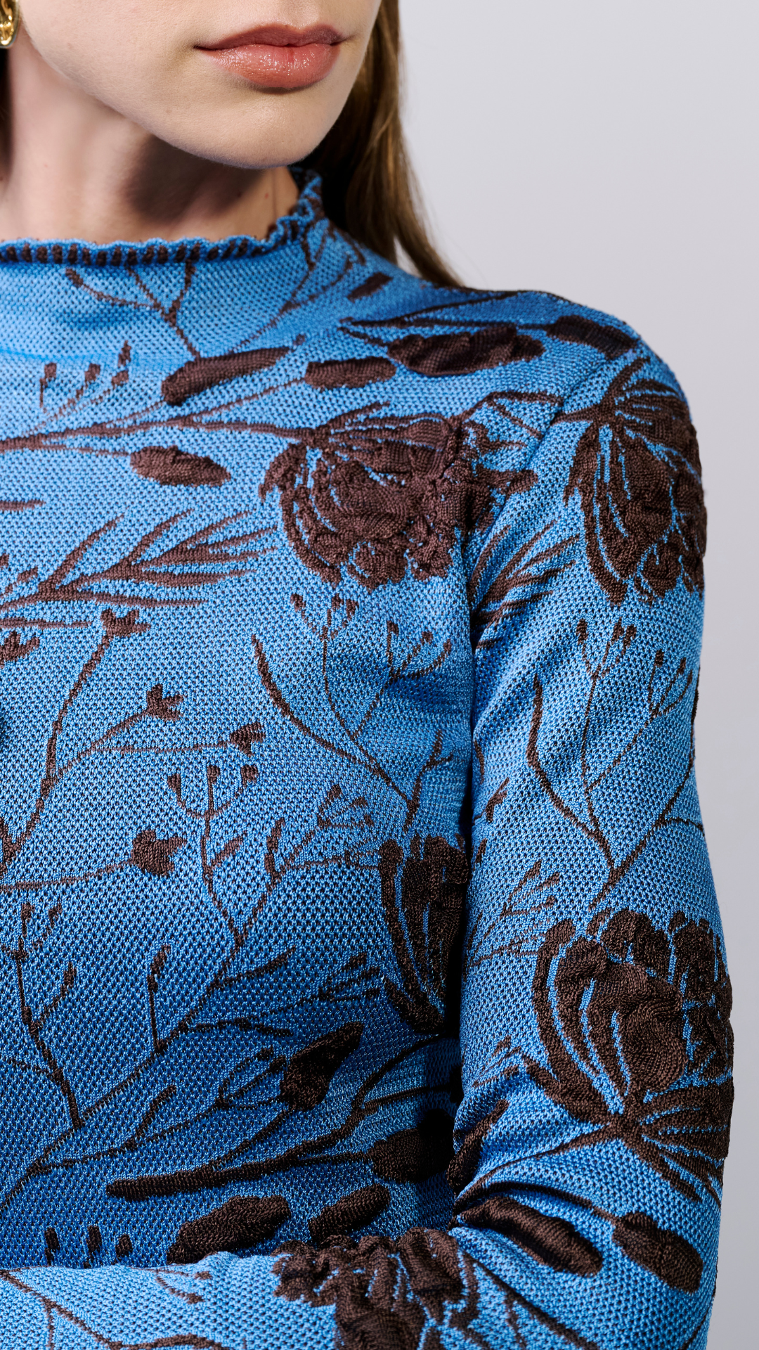 Blusa com flores Joy - Steal Blue e Cacau