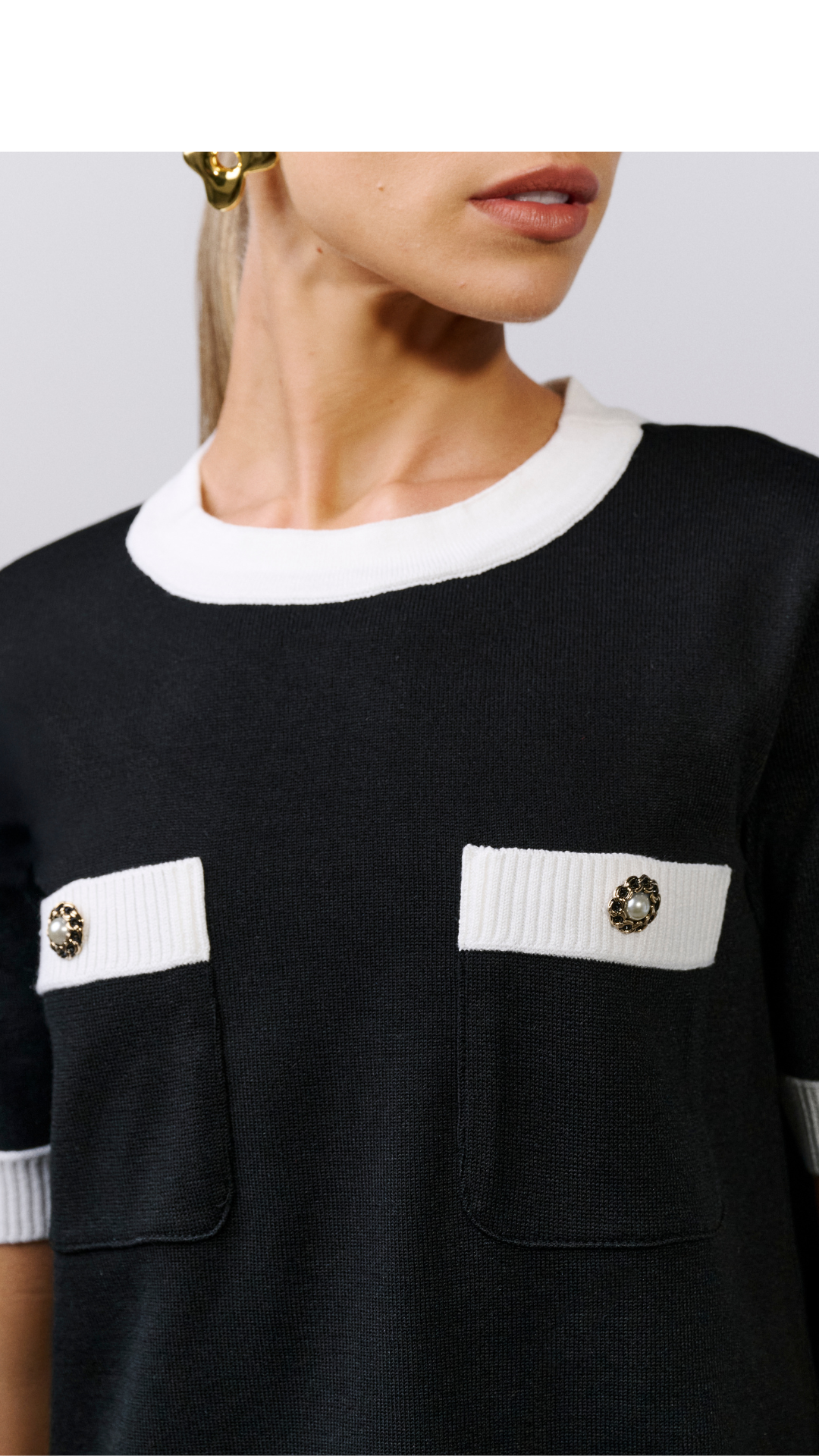 Blusa com detalhes de bolso Carina - Preto e Off White