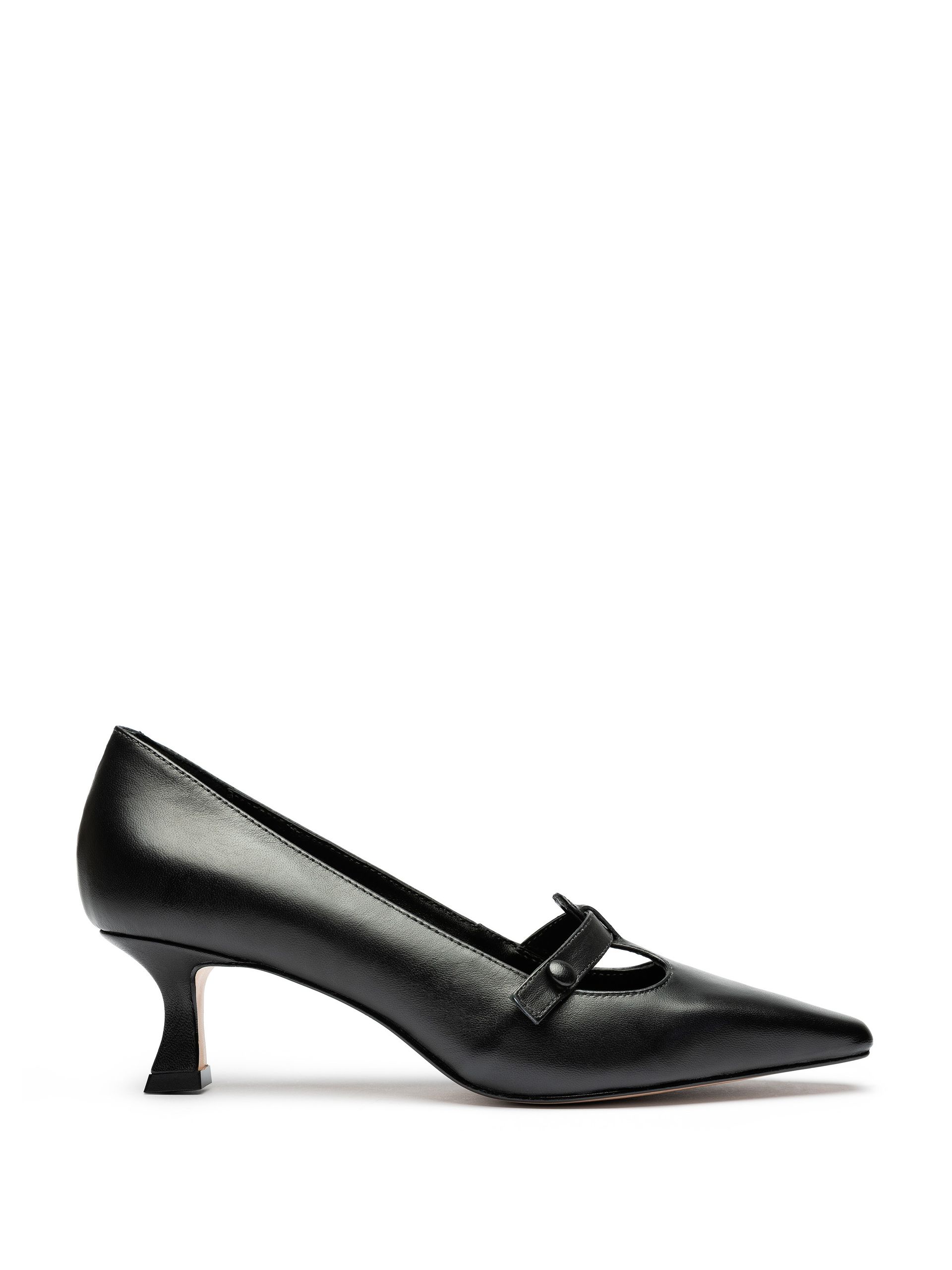 Scarpin Corinne em couro preto de bico fino e salto baixo