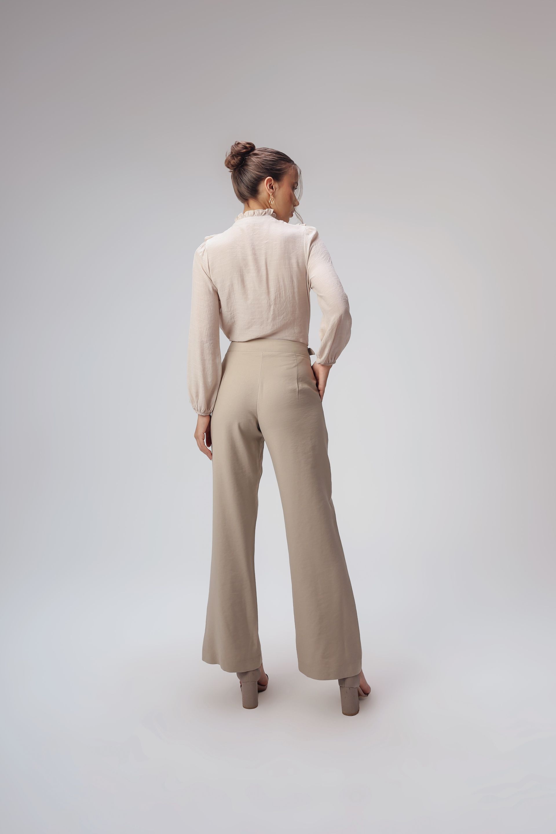 Calça Feminina Alfaiataria Detalhe Fivela Valentina