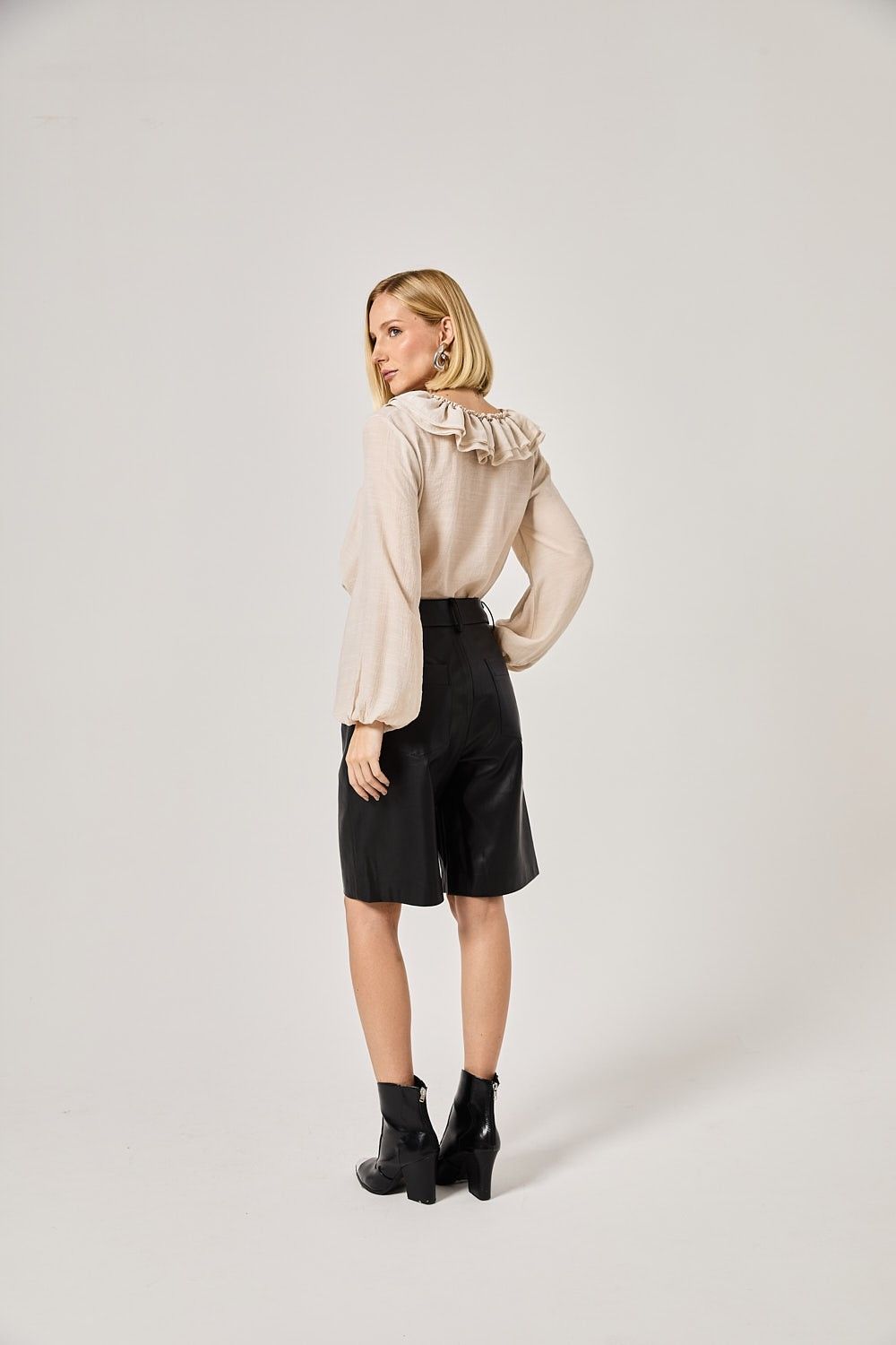 Blusa Feminina Decote Babado Theodora