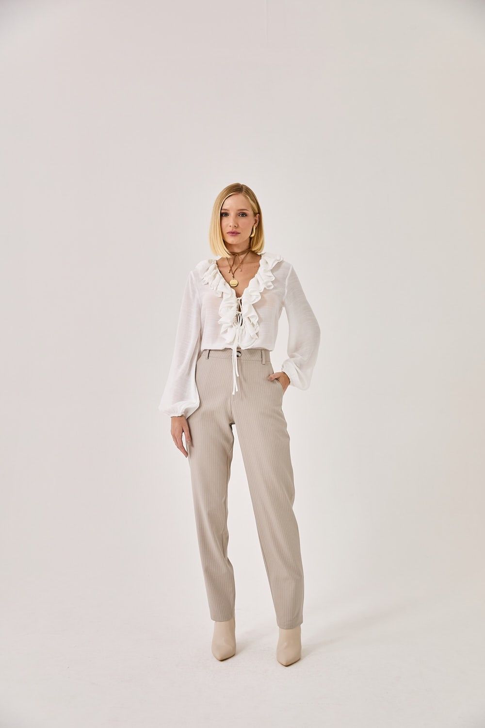Blusa Feminina Decote Babado Theodora