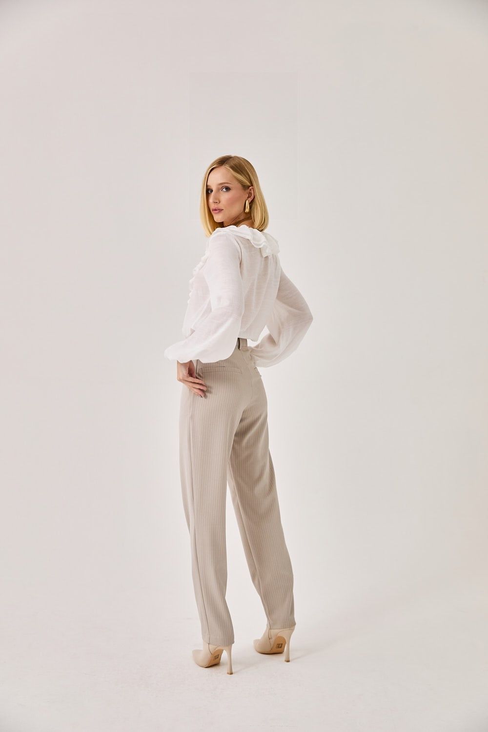 Blusa Feminina Decote Babado Theodora