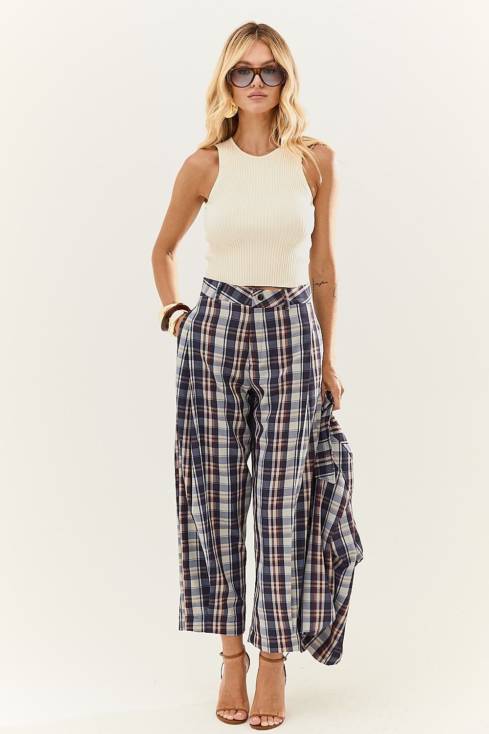 Blusa Regata Cropped em Tricot com Gola Celine