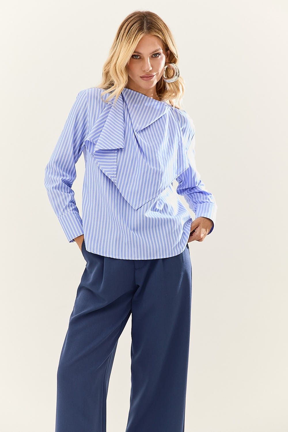 Camisa Feminina Listrada com Lenço Removível Lara