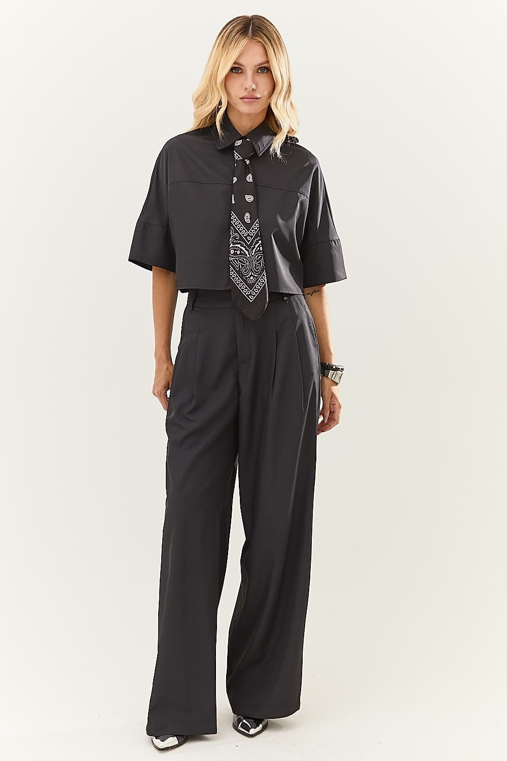 Calça Pantalona  com Pregas e Bolsas Daniela