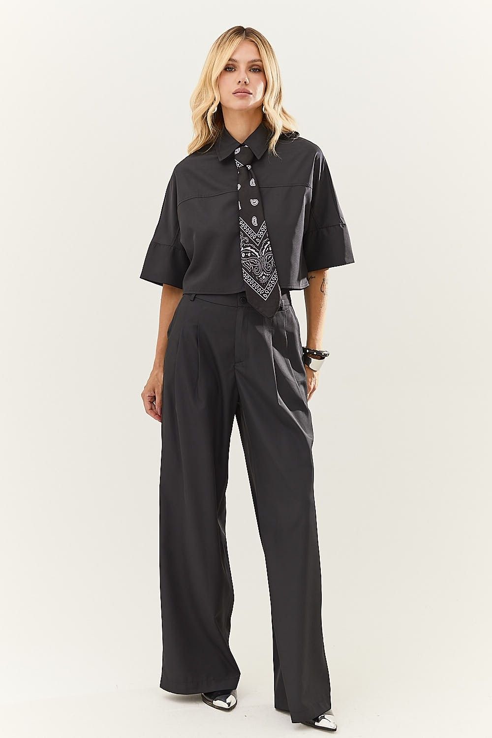 Calça Pantalona  com Pregas e Bolsas Daniela