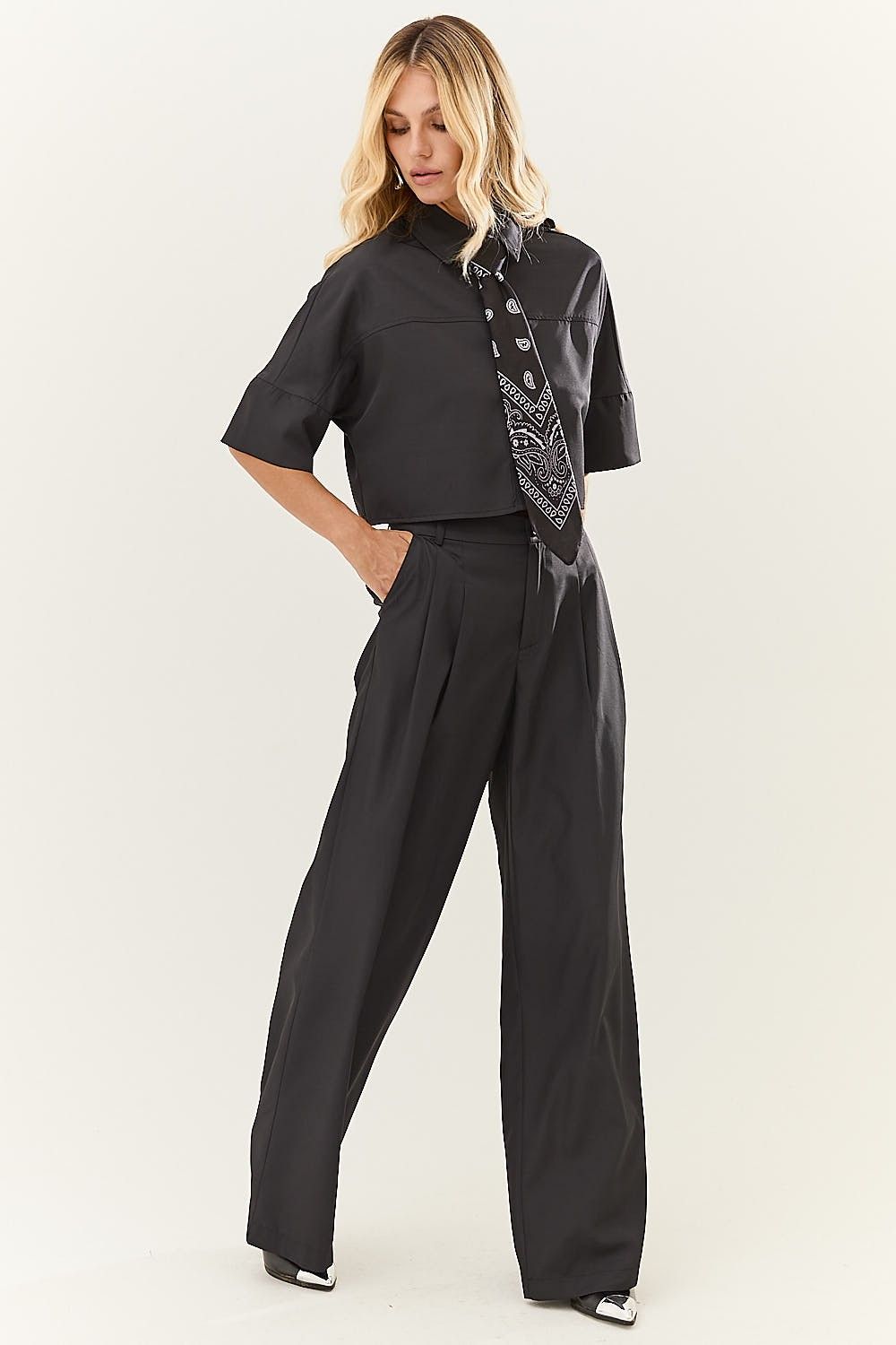 Calça Pantalona  com Pregas e Bolsas Daniela