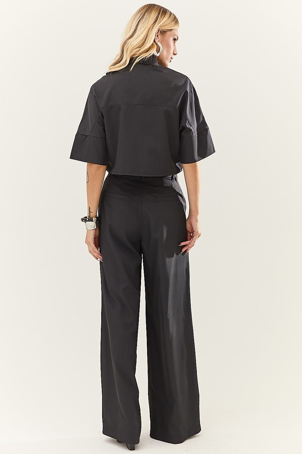 Calça Pantalona  com Pregas e Bolsas Daniela
