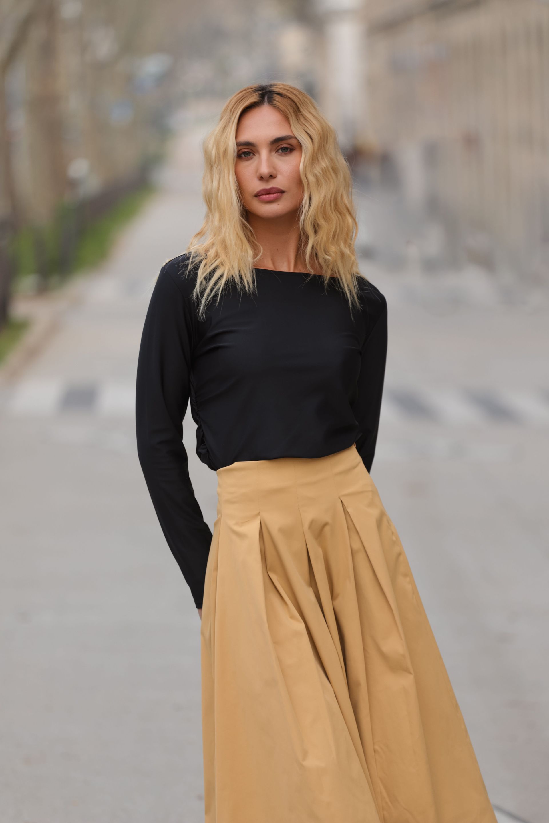 Blusa Feminina Manga Longa e Gola Canoa Preta Nelly