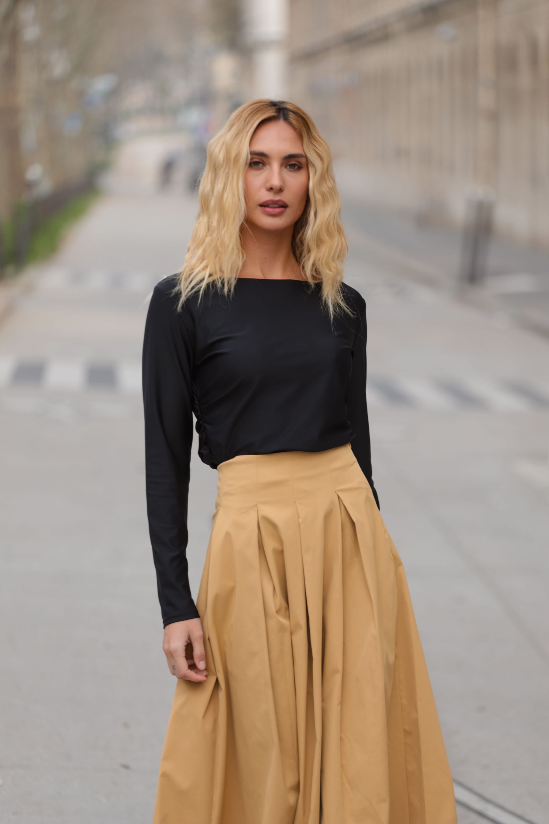 Blusa Feminina Manga Longa e Gola Canoa Preta Nelly