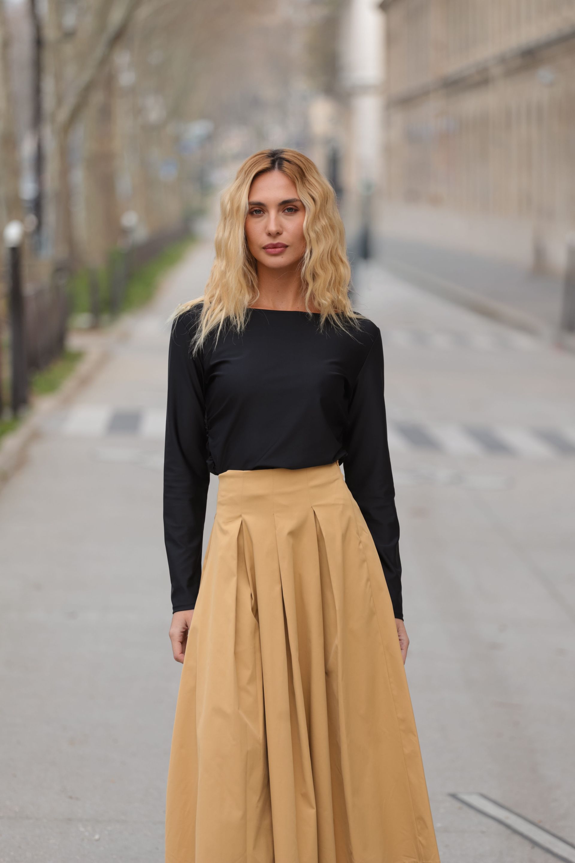 Blusa Feminina Manga Longa e Gola Canoa Preta Nelly