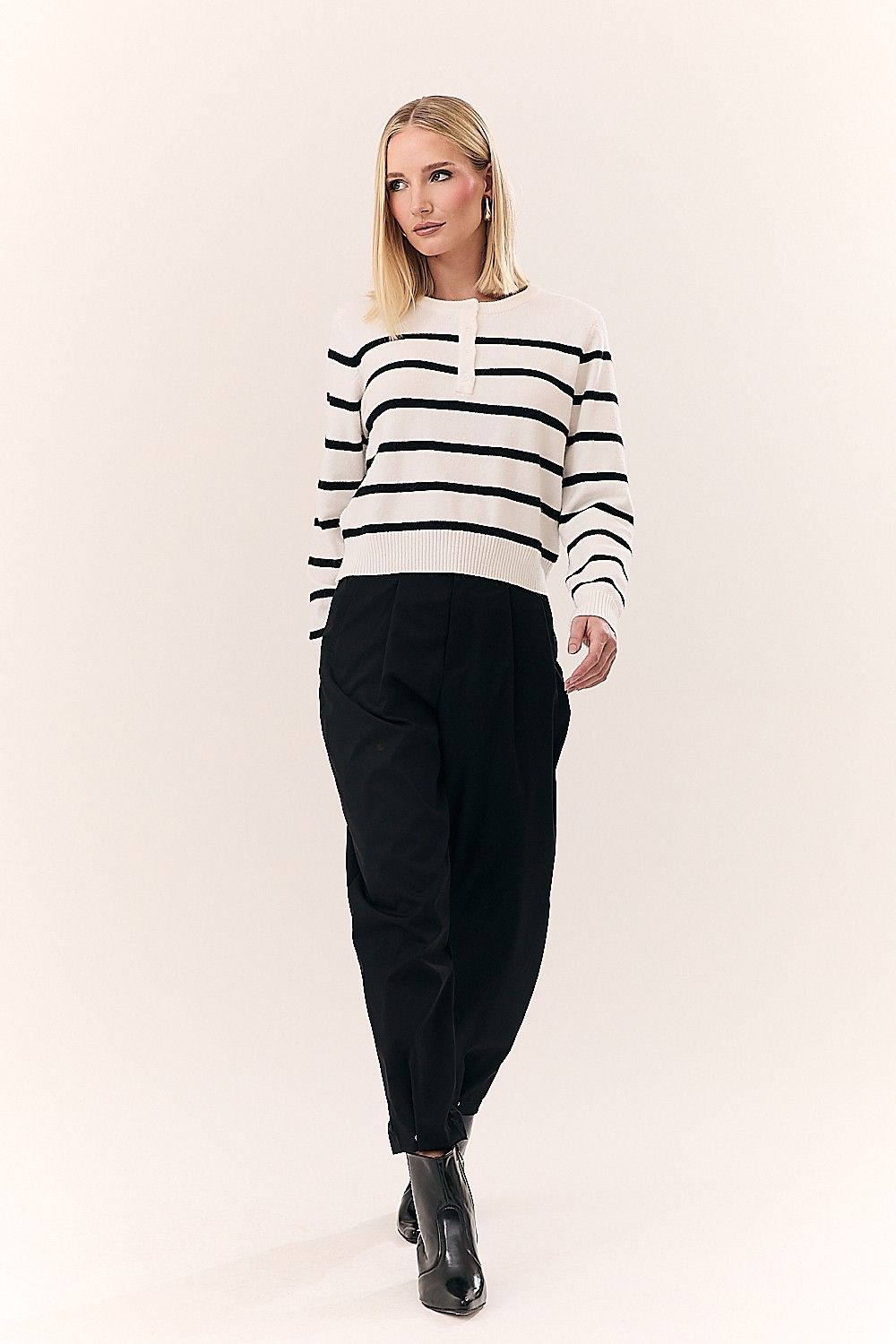 Calça Feminina com Pregas e Bolsos Melissa