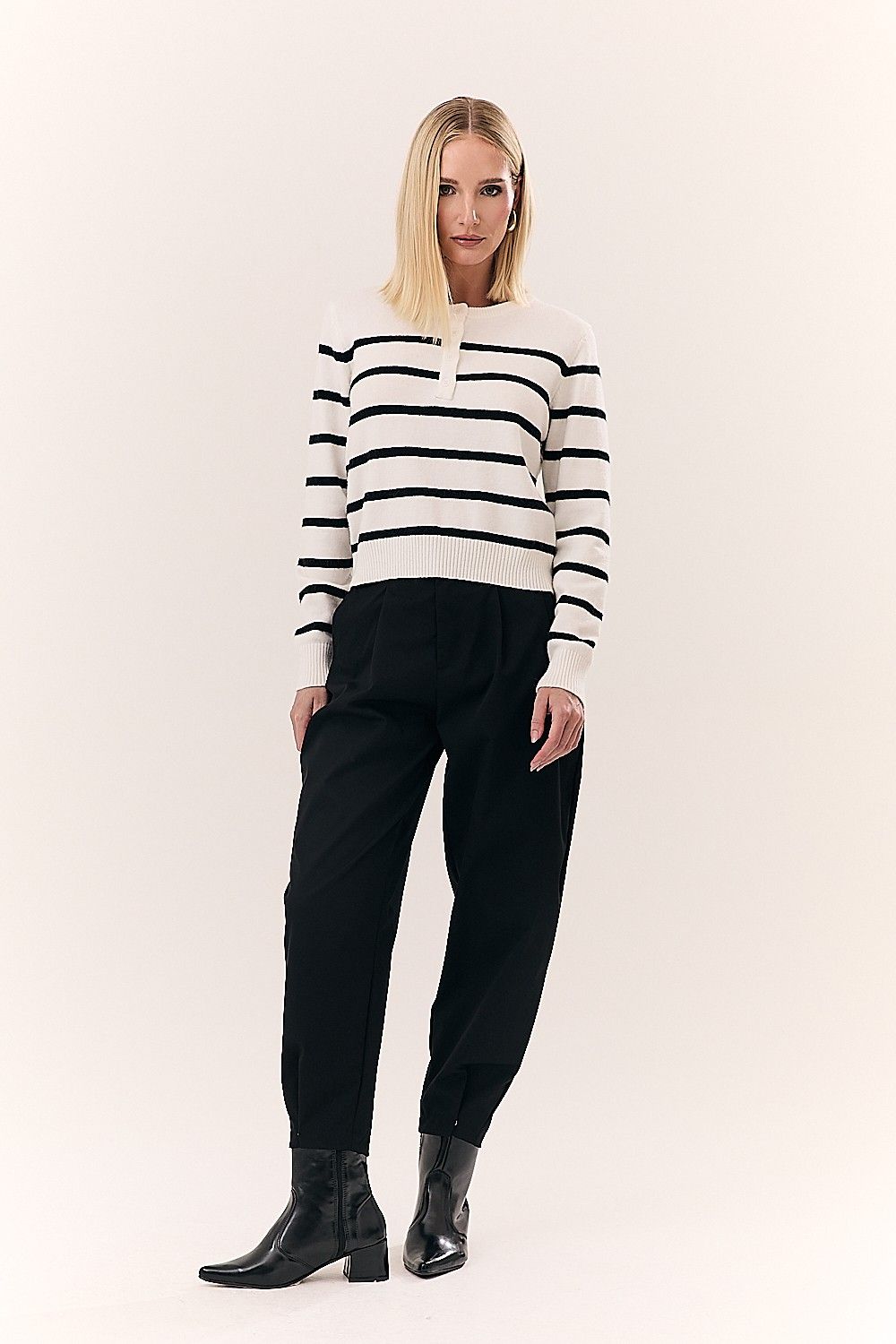 Calça Feminina com Pregas e Bolsos Melissa