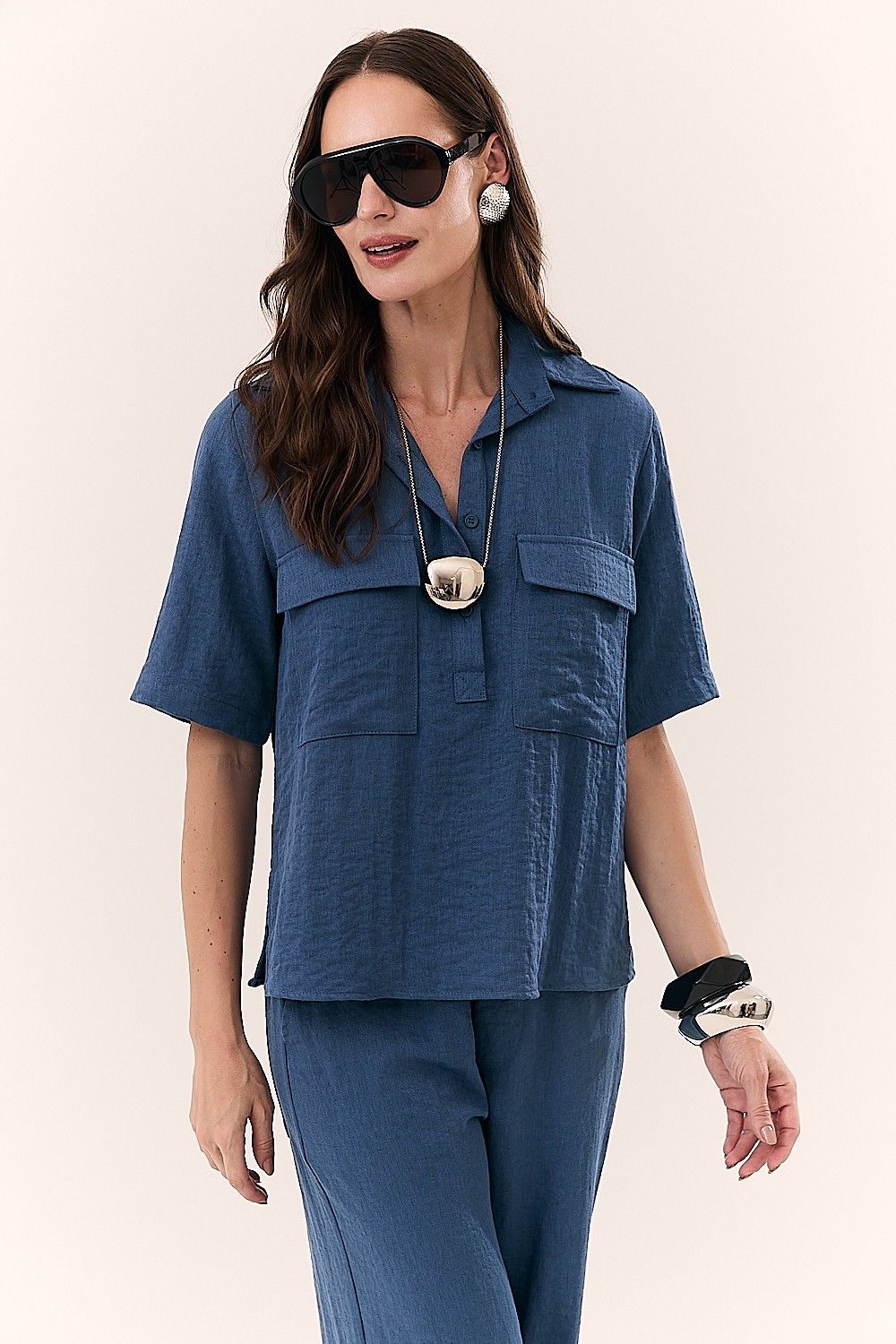Blusa Manga Curta com Botões e Bolsos Livia