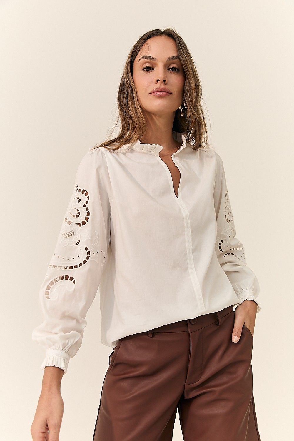 Blusa Tricoline Feminina com Detalhe Bordado Nina