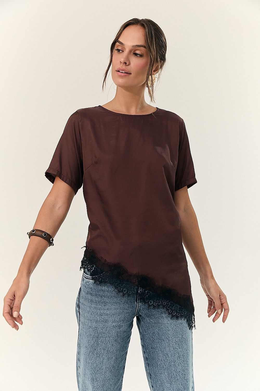 Camiseta Assimétrica com Renda Rebeca