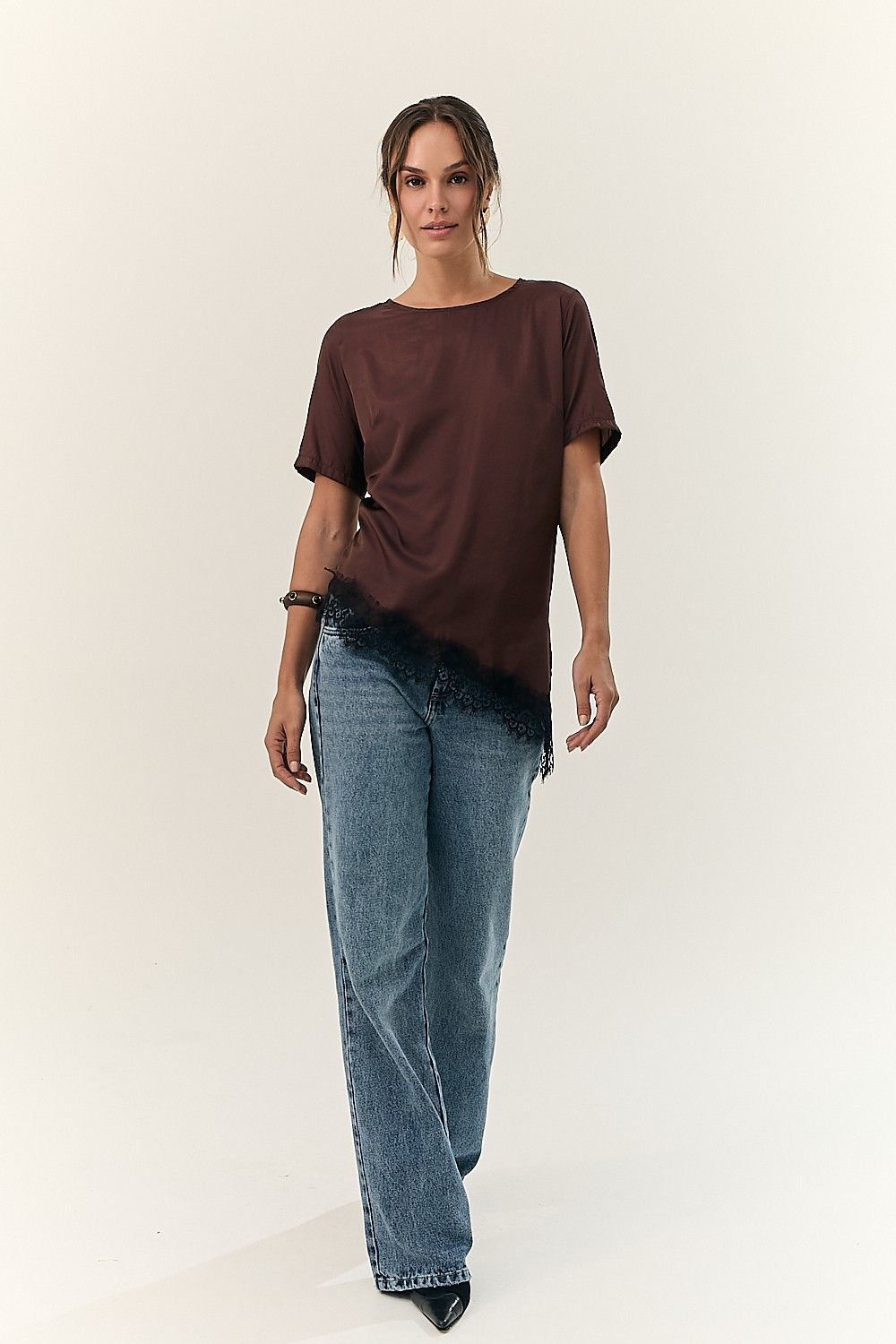 Camiseta Assimétrica com Renda Rebeca