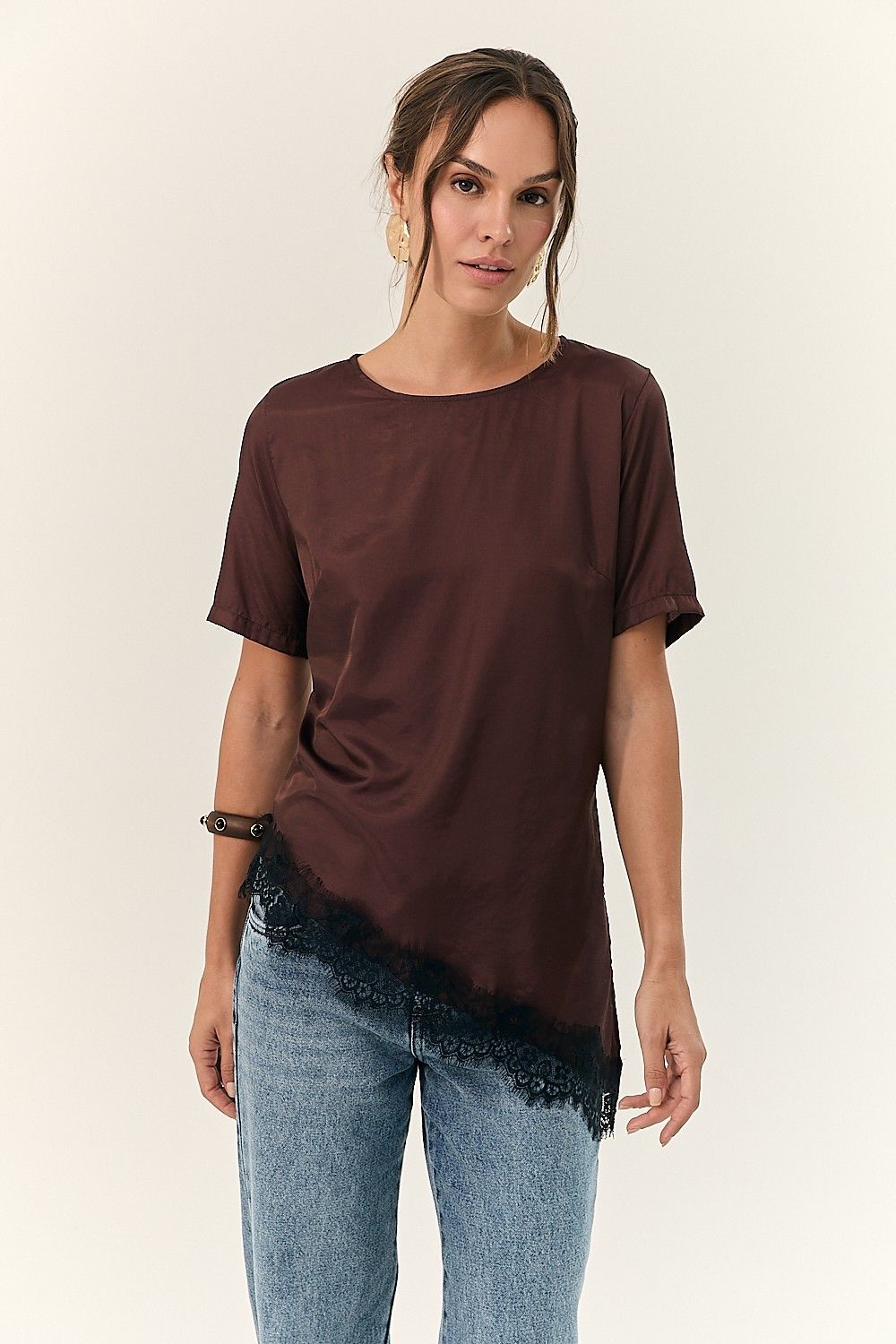 Camiseta Assimétrica com Renda Rebeca